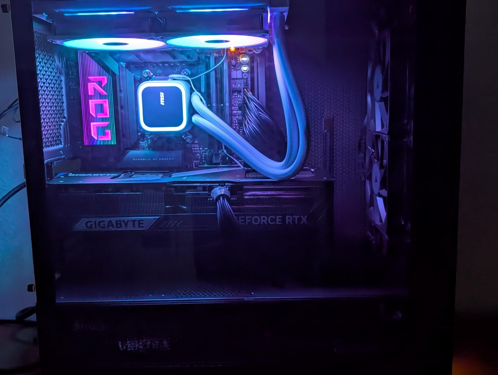 Gigabyte GeForce RTX 5090 WINDFORCE OC 32G Graphics Card - 32GB GDDR7, 512 Bits, PCI-E 5.0, 2467MHz Core Frequency, 3 x DP 2.1a, 1x HDMI 2.1b, NVIDIA DLSS 4 customer photo 1