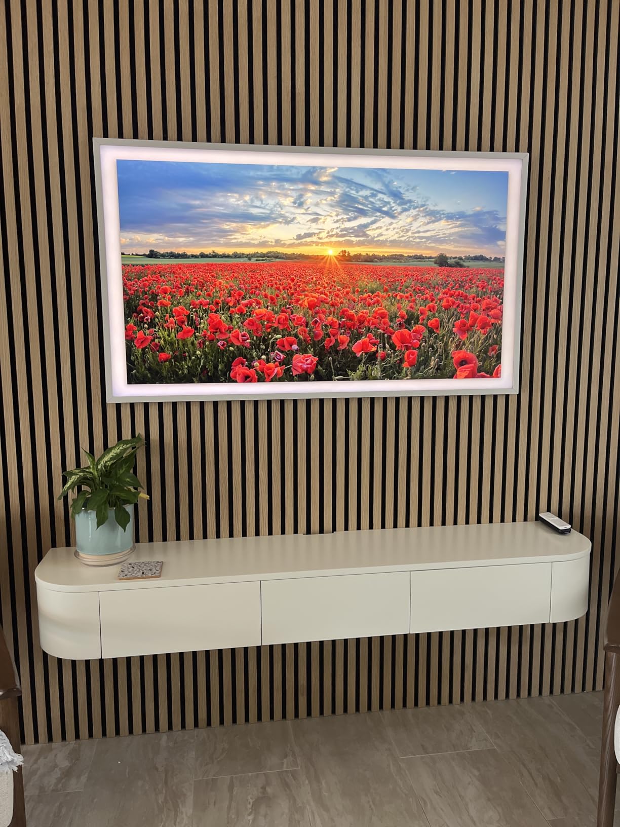 Samsung 50-Inch Class The Frame LS03F 4K QLED Smart TV (2025 Model) Slim Fit Wall Mount, Modern Frame Design, NQ4 AI Gen2 Processor, Art Mode, Artful Picture Quality, Samsung Vision AI, Alexa Built-in customer photo 2