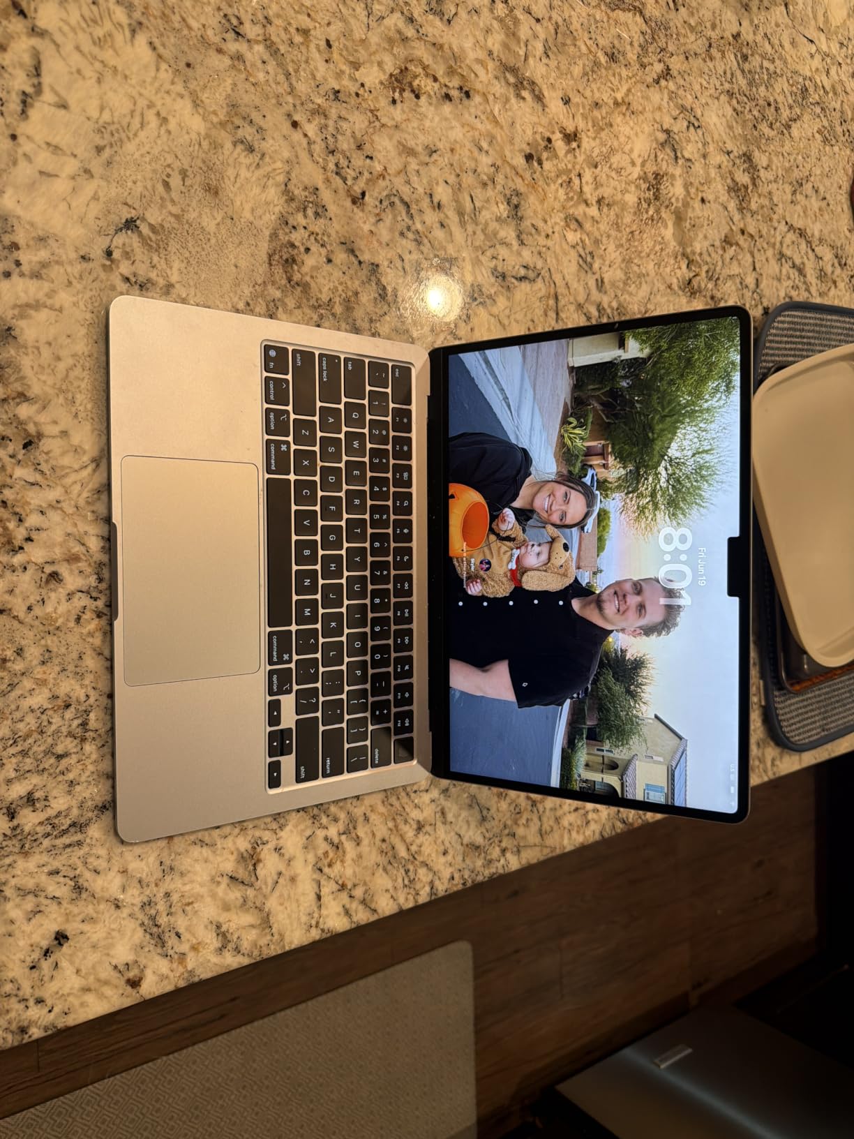 2025 MacBook Air 13-inch Laptop with M4 chip: Built for Apple Intelligence, 13.6-inch Liquid Retina Display, 24GB Unified Memory, 512GB SSD Storage, 12MP Center Stage Camera, Touch ID; Starlight customer photo 1