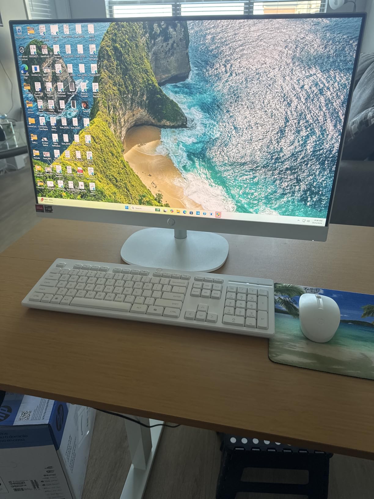 HP 27 inch All-in-One Desktop PC, FHD Touchscreen, AMD Ryzen 5 7520U, 16 GB RAM, 1 TB SSD, AMD Radeon Graphics, Built-in-Speaker, Windows 11 Pro customer photo 1