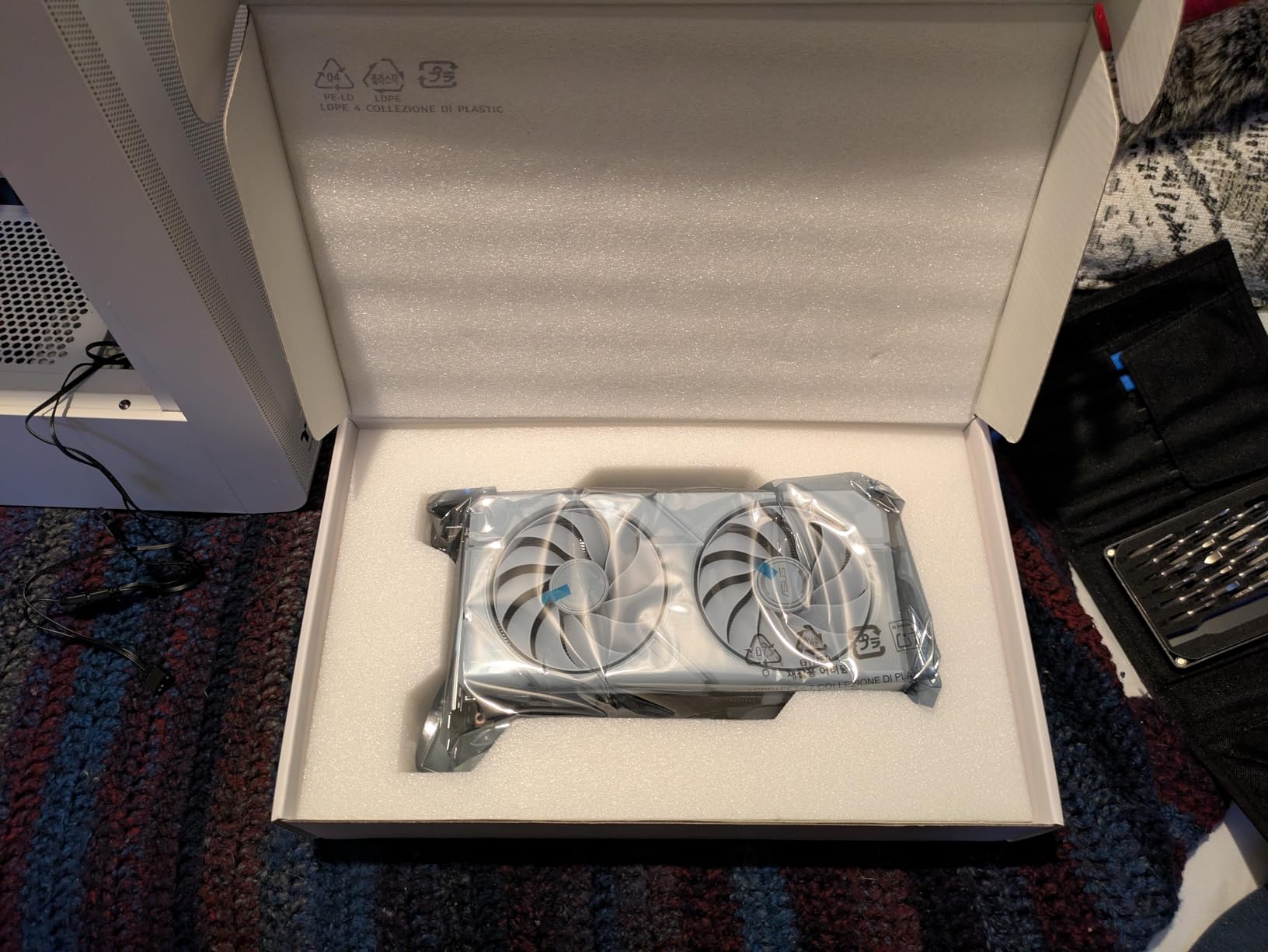 ASUS Dual NVIDIA GeForce RTX 5060 8GB GDDR7 White OC Edition Graphics Card (PCIe 5.0, DLSS 4, HDMI 2.1b, DisplayPort 2.1b, 2.5-Slot, Axial-tech Fan, Dual BIOS), 3 Year Warranty customer photo 1