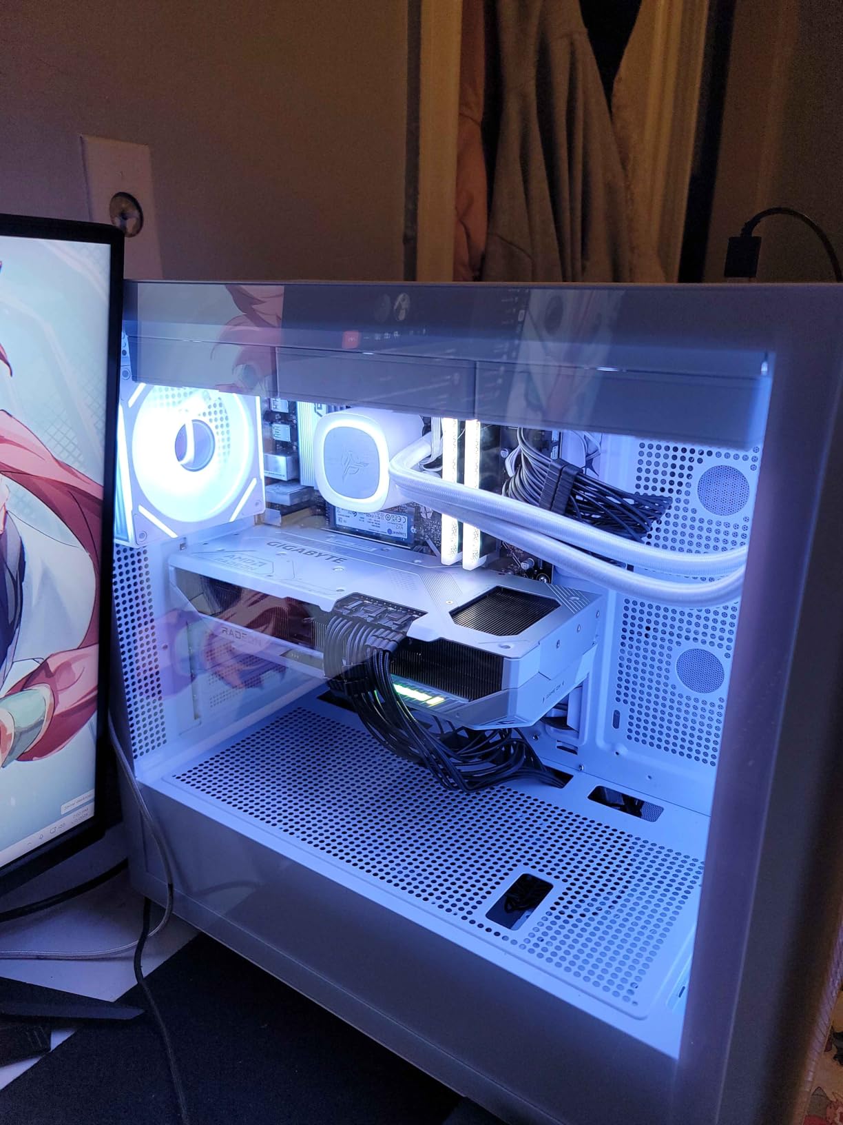 GIGABYTE Radeon RX 9070 XT Gaming OC ICE 16G Graphics Card (16GB GDDR6, 256-bit, PCIe 5.0, HDMI/DP 2.1, 2.7 Slot, Hawk Fan, Server-Grade Thermal Gel, Reinforced Structure) customer photo 1