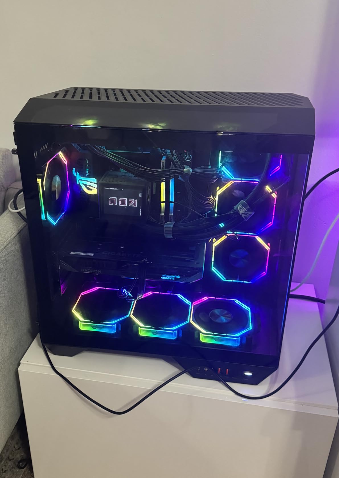 GIGABYTE Radeon RX 9060 XT Gaming OC ICE 16G Graphics Card (16GB GDDR6, 128-bit, PCIe 5.0, HDMI/DP 2.1, 2 Slot, Hawk Fan, Server-Grade Thermal Gel, Reinforced Structure) customer photo 2