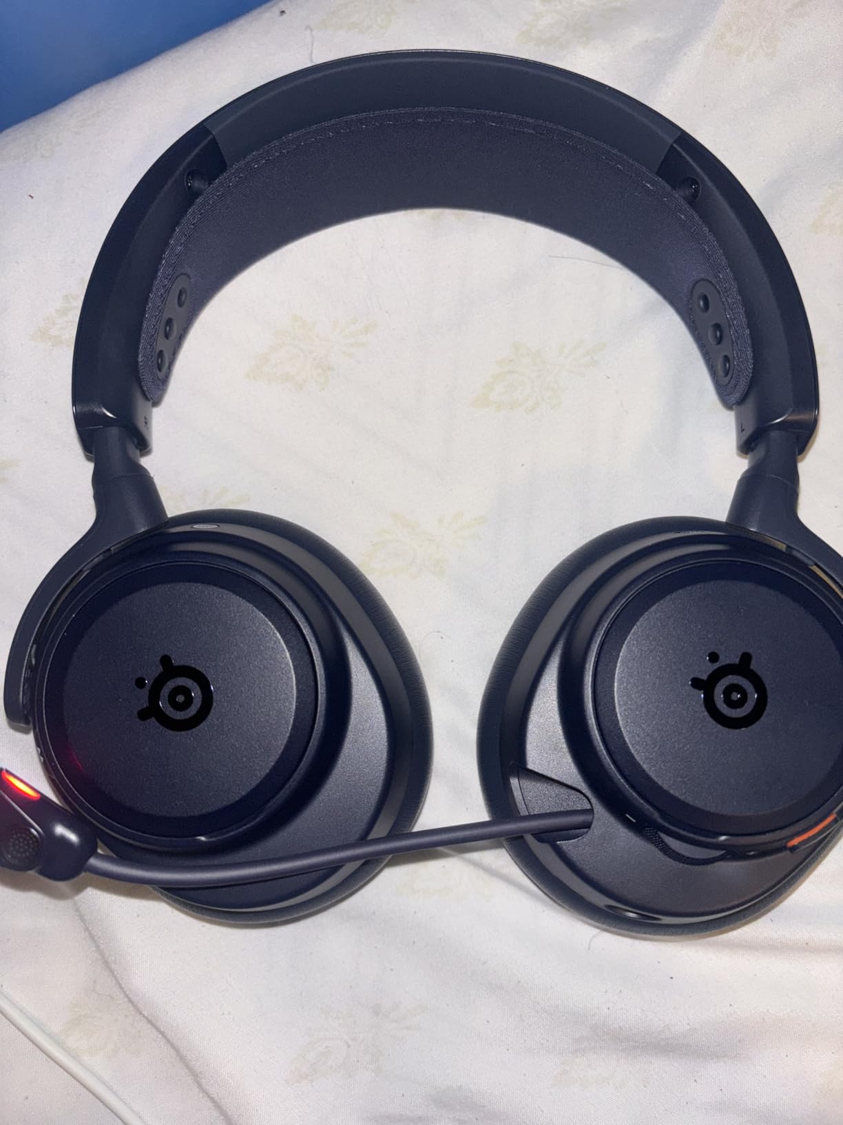SteelSeries Arctis Nova Pro Omni - Hi-Res Wireless Gaming Headset, 96kHz/24bit, ANC, ClearCast Pro Mic, AI Noise Rejection, Mobile App, Mix 2.4GHz + BT, OmniPlay PC+PlayStation+Xbox - Graphite customer photo 1
