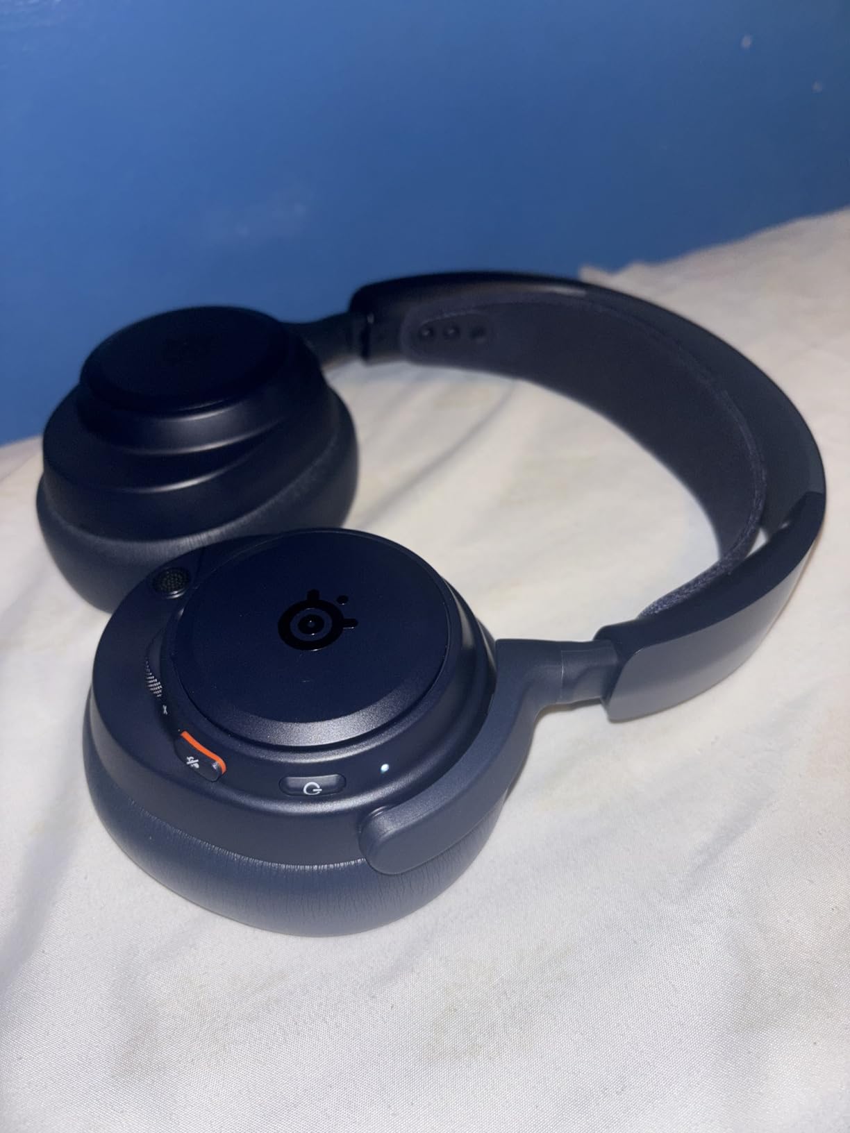 SteelSeries Arctis Nova Pro Omni - Hi-Res Wireless Gaming Headset, 96kHz/24bit, ANC, ClearCast Pro Mic, AI Noise Rejection, Mobile App, Mix 2.4GHz + BT, OmniPlay PC+PlayStation+Xbox - Graphite customer photo 2