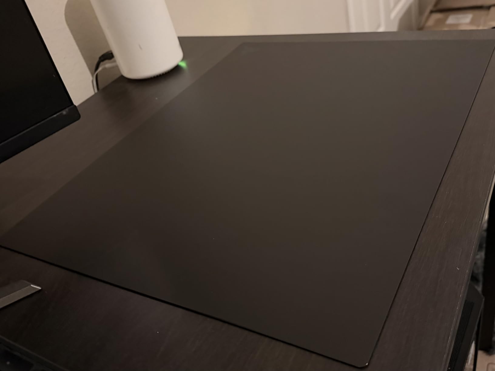 Razer Atlas Pro Tempered Glass Gaming Mouse Mat - Ultra-Thin 1.9mm, Dirt and Scratch Resistant, Ultra-Smooth Low-Friction Surface, Optimized for Optical Sensors, Anti-Slip Base - Black customer photo 1