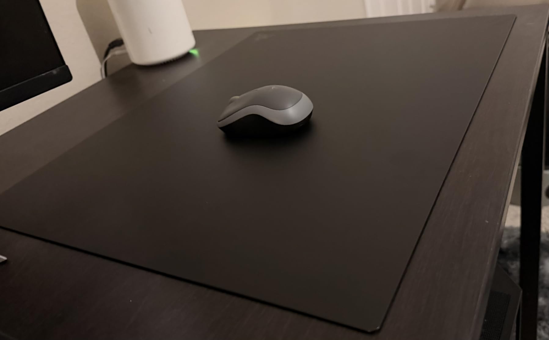 Razer Atlas Pro Tempered Glass Gaming Mouse Mat - Ultra-Thin 1.9mm, Dirt and Scratch Resistant, Ultra-Smooth Low-Friction Surface, Optimized for Optical Sensors, Anti-Slip Base - Black customer photo 2