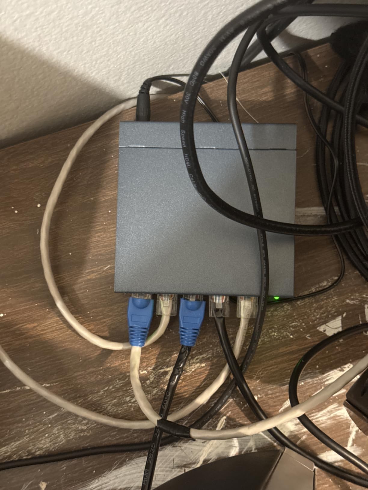 TP-Link TL-SG105, 5 Port Gigabit Unmanaged Ethernet Switch, Network Hub, Ethernet Splitter, Plug & Play, Fanless Metal Design, Shielded Ports, Traffic Optimization customer photo 1