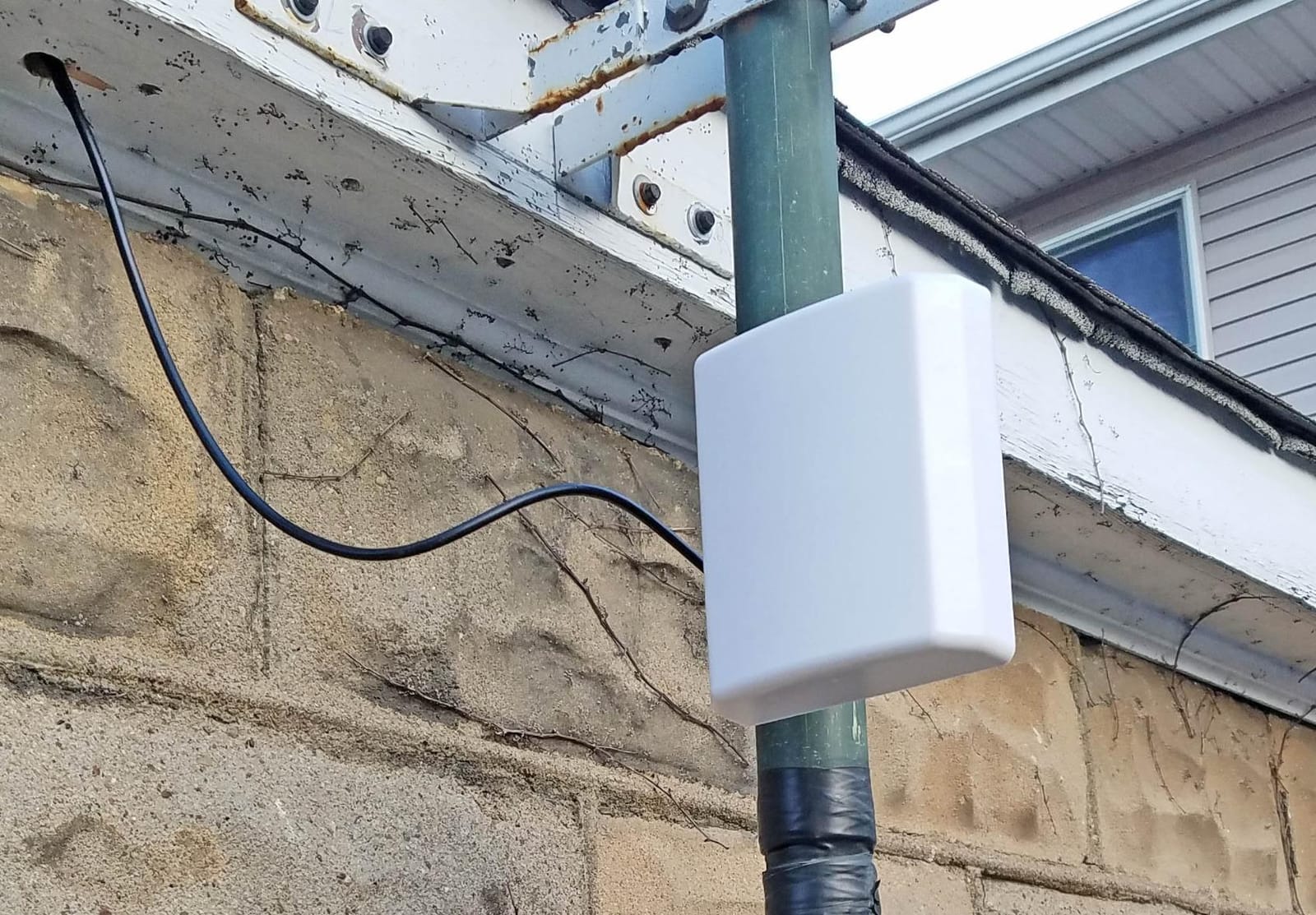 Dual-Band Outdoor Directional Panel Antenna (2.4GHz & 5GHz WiFi Signal) | Wireless network signal antenna w/ high gain (13dBi) 2.4GHz/5GHz WiFi capabilities, weatherproof, long range - Tupavco TP542 customer photo 1
