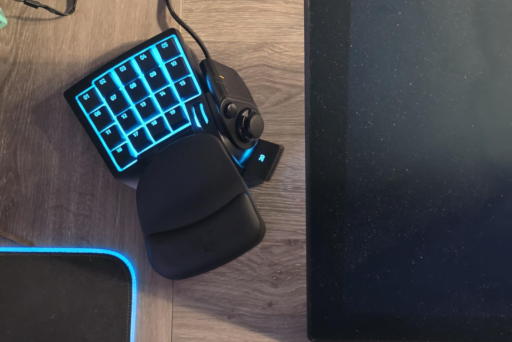 Razer Tartarus V2 Left-Handed Gaming Keypad, 32 Programmable Keys, Black | Single Handed, Mecha-Membrane Key Switches, Customizable Chroma RGB Lighting, Programmable Macros customer photo 2