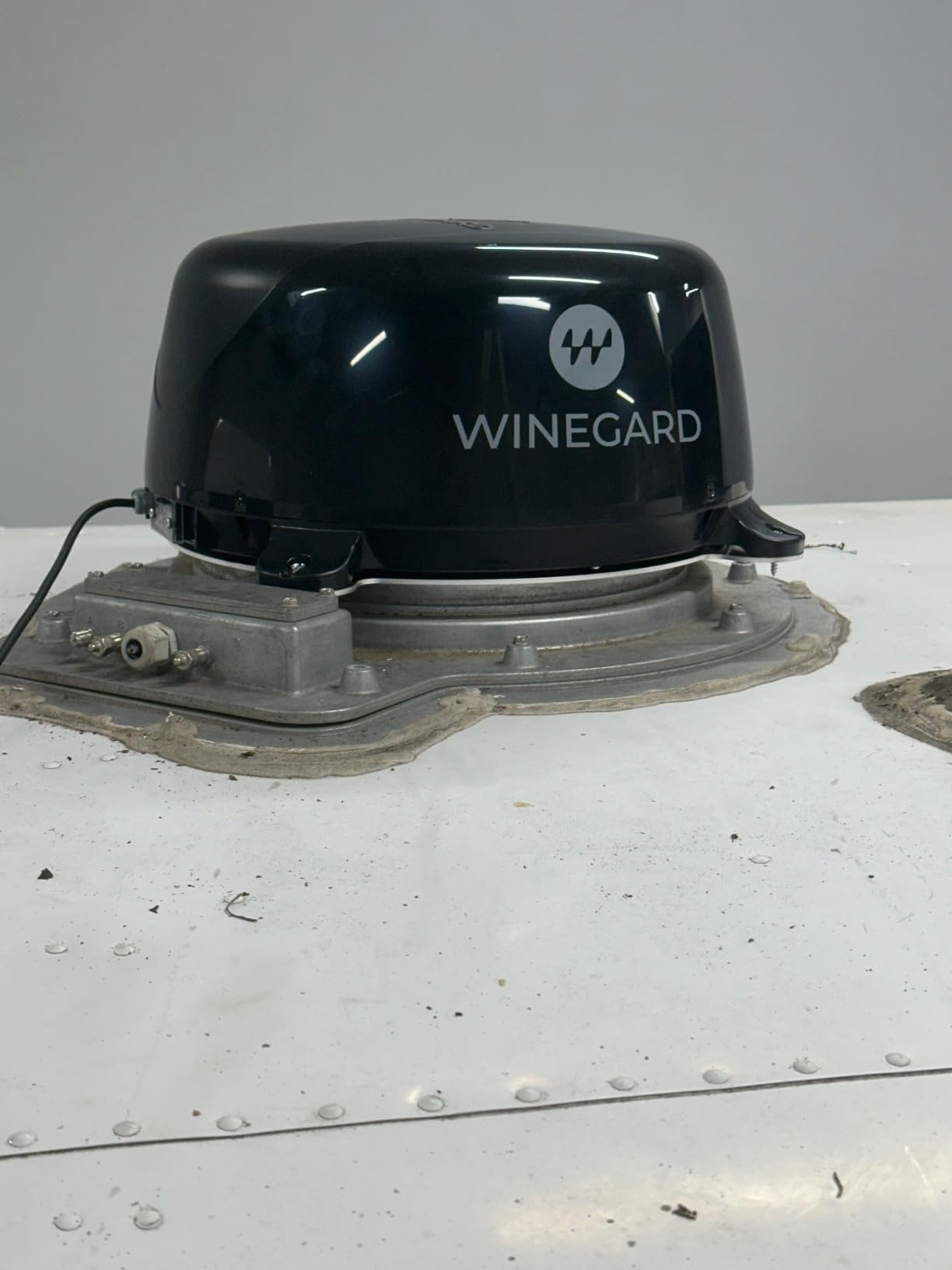 Winegard 434719 ConnecT 2.0 4G2 (WF2-435) 4G LTE and Wi-Fi Extender for RVs customer photo 2