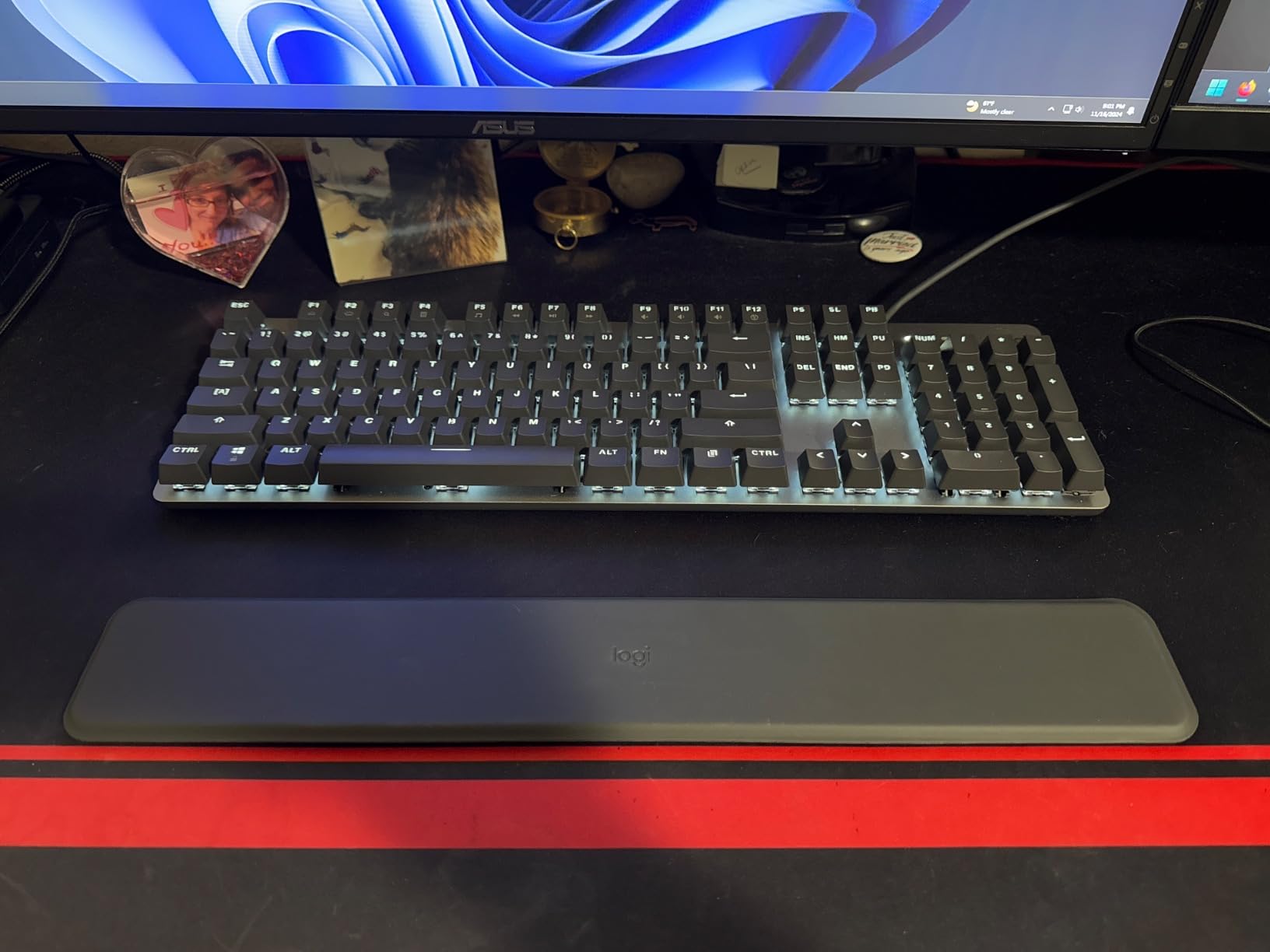 Logitech Palm Rest MX Keys Premium - Black customer photo 2