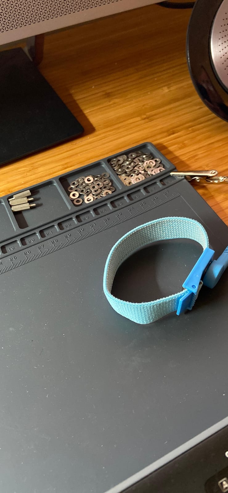Anti-Static Mat ESD Safe for Electronic Includes ESD Wristband and Grounding Wire, HPFIX Silicone Soldering Repair Mat 932°F Heat Resistant for iPhone iPad iMac, Laptop, Computer, 15.9
