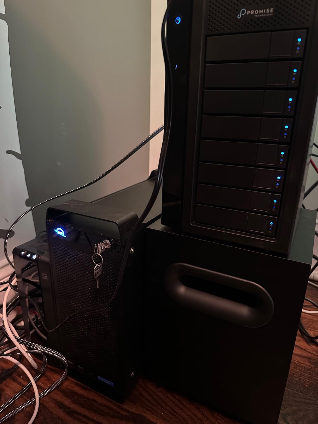 OWC ThunderBay Flex 8 0TB Storage/Dock/PCIe Expansion Enclosure | 8x 2.5/3.5-in bays for SATA (top/bottom bays) and NVMe U.2 (top bays) - Thunderbolt 40Gb/s - USB 10Gb/s - SoftRAID Premium customer photo 1