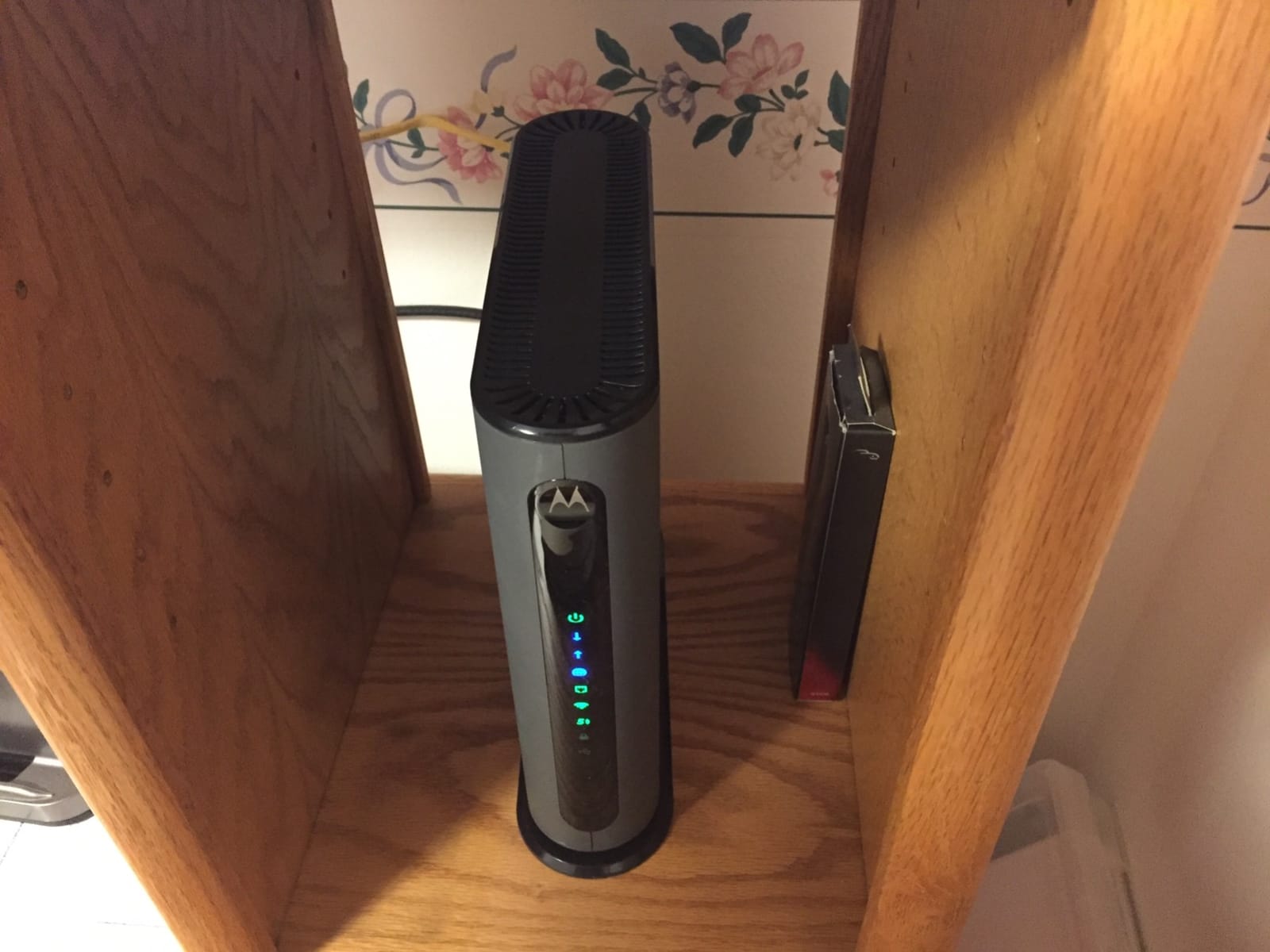 Motorola MG8702 | DOCSIS 3.1 Cable Modem + Wi-Fi Router (High Speed Combo) with Intelligent Power Boost | AC3200 Wi-Fi Speed | Approved for Comcast Xfinity, Cox, and Charter Spectrum customer photo 2