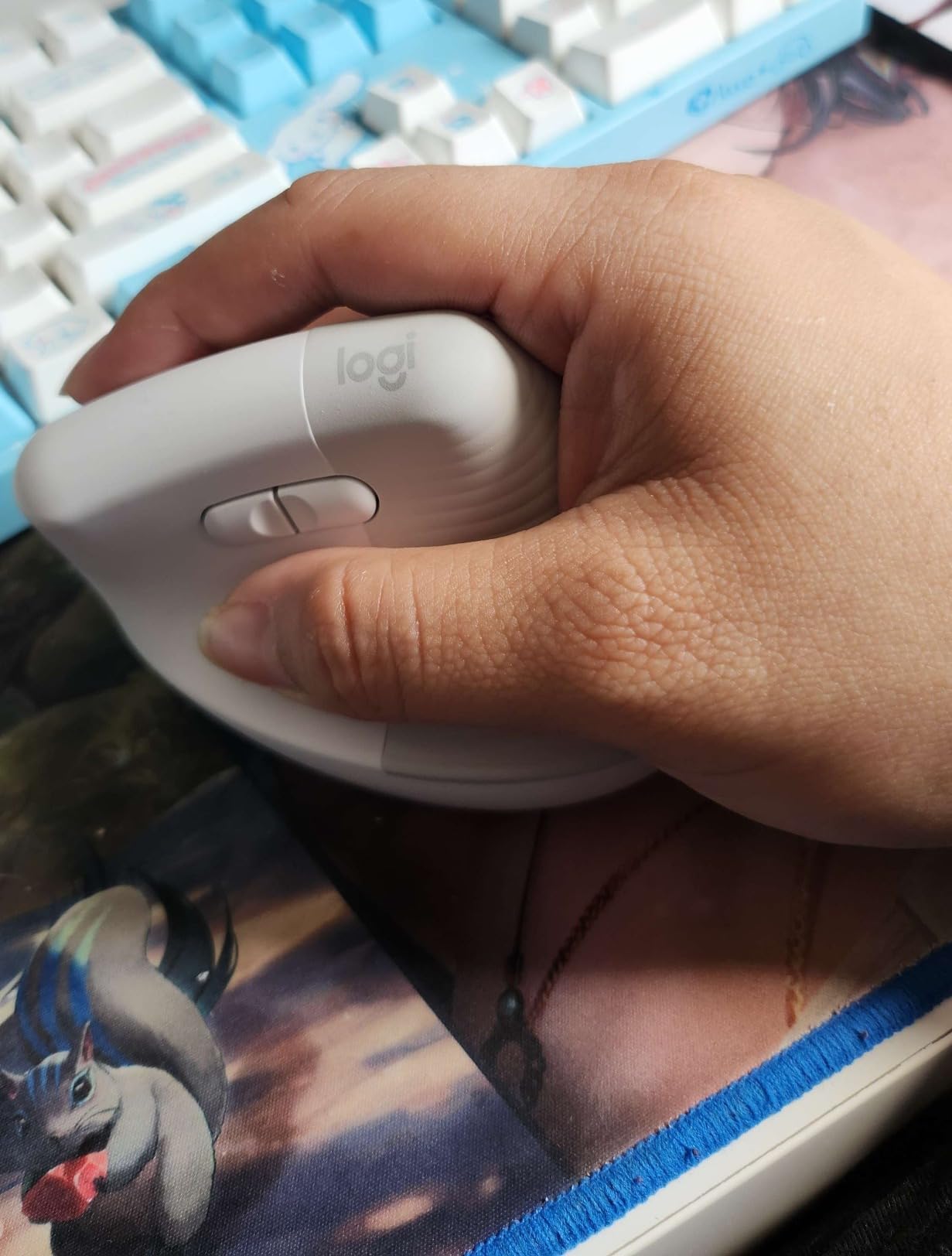 Logitech Lift for Mac Vertical Ergonomic Wireless Mouse - Off White | Bluetooth connectivity only, no USB receiver, quiet clicks, 4 customizable buttons, mac OS iPad OS compatible customer photo 1