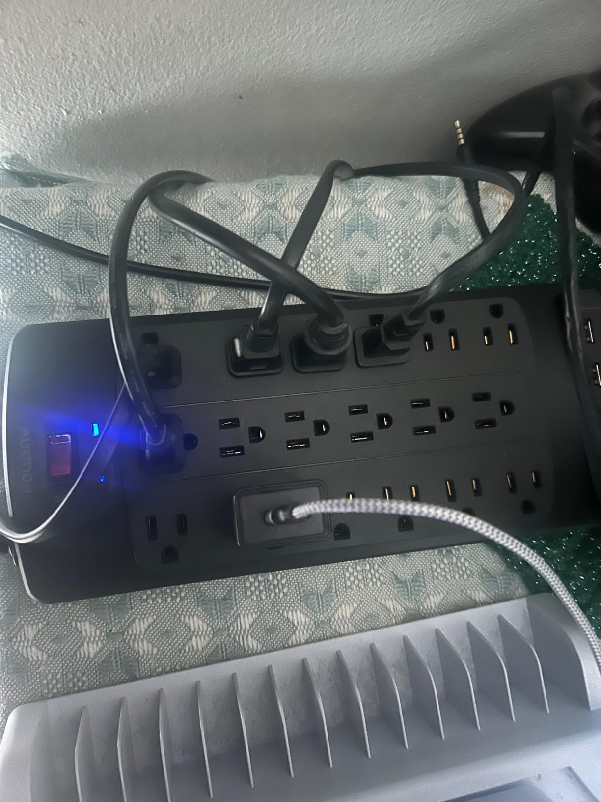 18 Outlets Surge Protector Power Strip - 6 Feet Flat Plug Heavy Duty Extension Cord with 18 Widely Outlets and 4 USB Ports, 2100 Joules, Black, ETL Listed customer photo 1