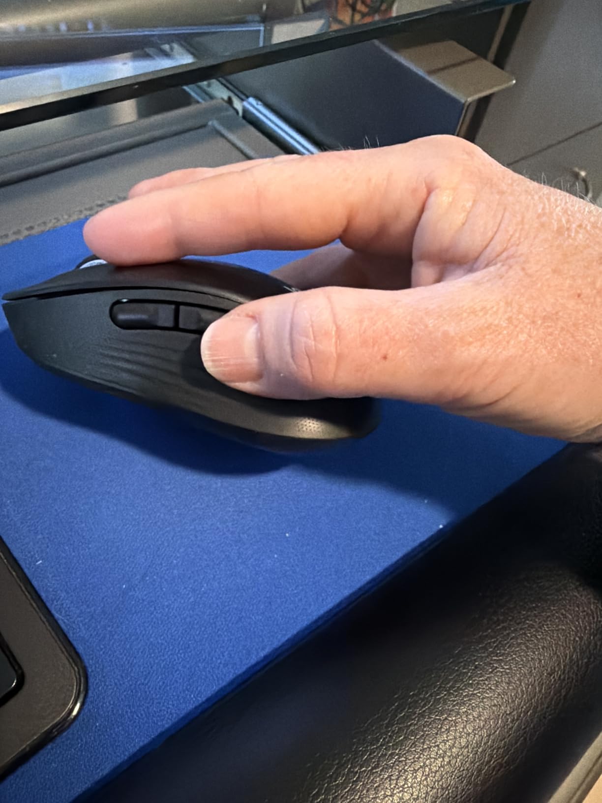Logitech Signature M650 Wireless Mouse Small to Medium Sized Hands - Rose customer photo 2