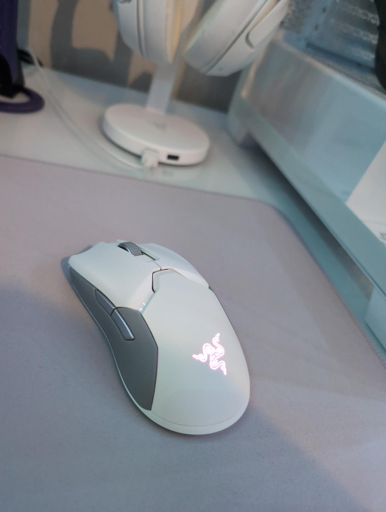 Razer Viper Ultimate Lightweight Wireless Gaming Mouse & RGB Charging Dock: Hyperspeed Wireless Technology - 20K DPI Optical Sensor - 74g Lightweight - 70 Hr Battery - Mercury White customer photo 2