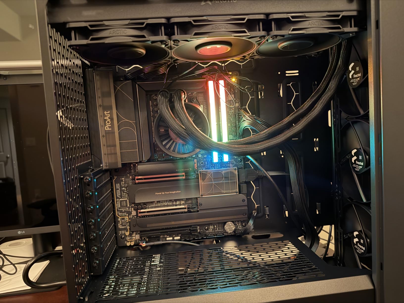 Fractal Design North Chalk White - Genuine Oak Wood Front - Mesh Side Panels - Two 140mm Aspect PWM Fans Included - Type C USB - ATX Airflow Mid Tower PC Gaming Case customer photo 2