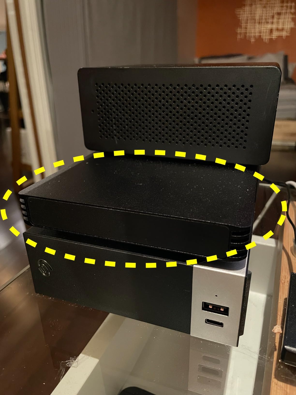 StarTech 4-Bay Thunderbolt 3 m.2 NVMe SSD Enclosure, 40Gbps (M2E4BTB3) | External hard drive enclosure, M-Key 80mm, Software RAID, DisplayPort video 4K 60Hz, 2x TB3 downstream, 72W supply customer photo 1