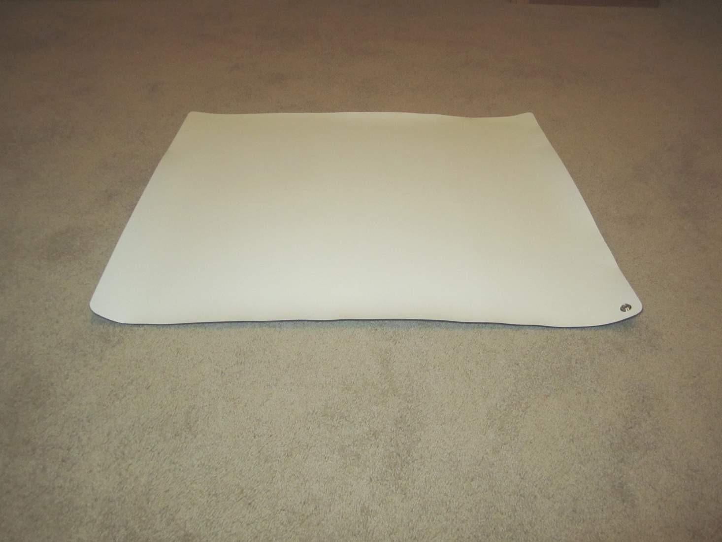 StarTech Large Anti-Static ESD Mat, TAA, ANSI/ESD S4.1 compliant, Table Grounding cord, Workbench mat, Electronics Repair, Desk, Detachable, Wire, Pad, 23x47