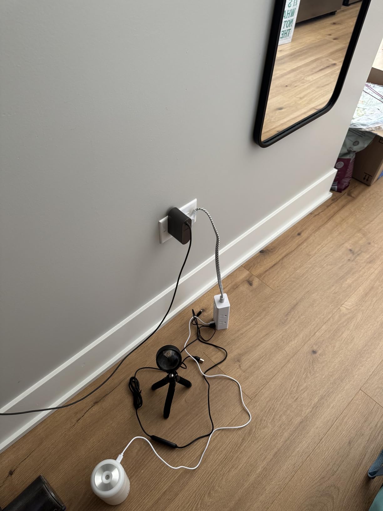 One Beat Surge Protector Power Strip, 5 Ft Flat Plug Extension Cord, 900J | 6 Outlets 4 USB Ports(2 USB C), Wall Mount Outlet Extender Small Power Strip for Travel Home Office College Dorm Room Station customer photo 1