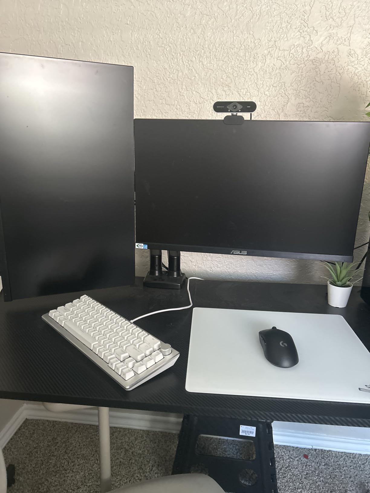 Glass Gaming Mouse Pad, 320mm x 360mm, FPS Game, Special Tempered Glass, Durable, 3mm Thick, Accurately and Quickly Target Your Opponents (320mm x 360mm, Black) customer photo 2