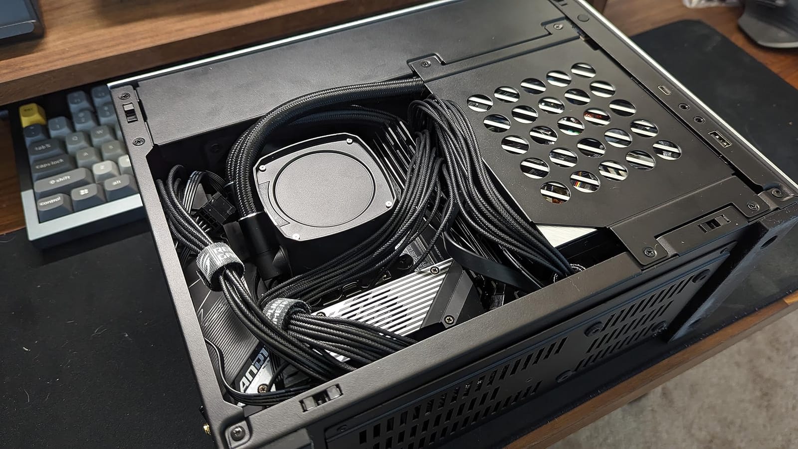 ASUS ROG Loki SFX-L 850W Platinum (Fully Modular Power Supply, 80+ Platinum, Lambda A Certified, 120mm PWM ARGB Fan, Aura Sync, ATX 3.0 Compatible, PCIe 5.0 Ready, 10 Year Warranty) customer photo 1