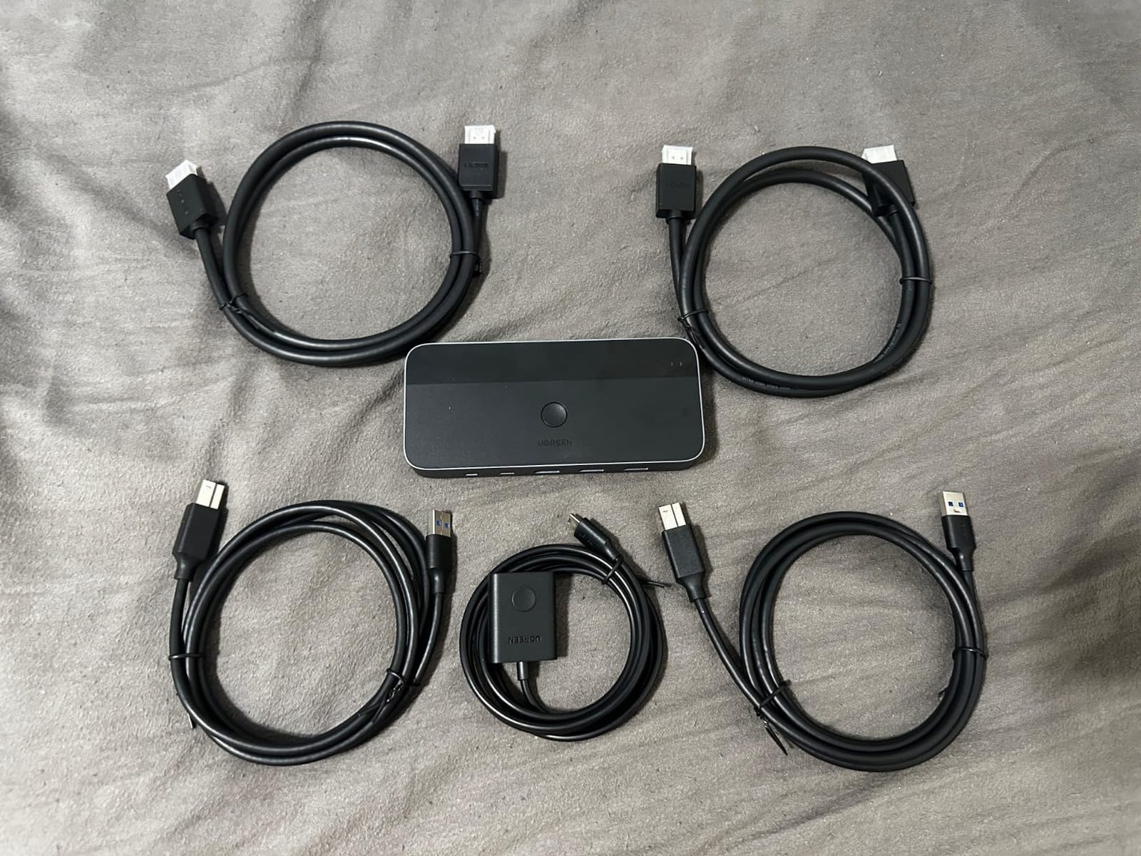 UGREEN HDMI KVM Switch 1 Monitor 2 Computers, Aluminum, 4K@60Hz, 4 USB 3.0 | for 2 PCs, KVM Switches Shares 1 Monitor, Keyboard, Mouse, Webcam, HDCP 2.2, HDR, 3D, with 2 HDMI & 2 USB Cables, Controller customer photo 1