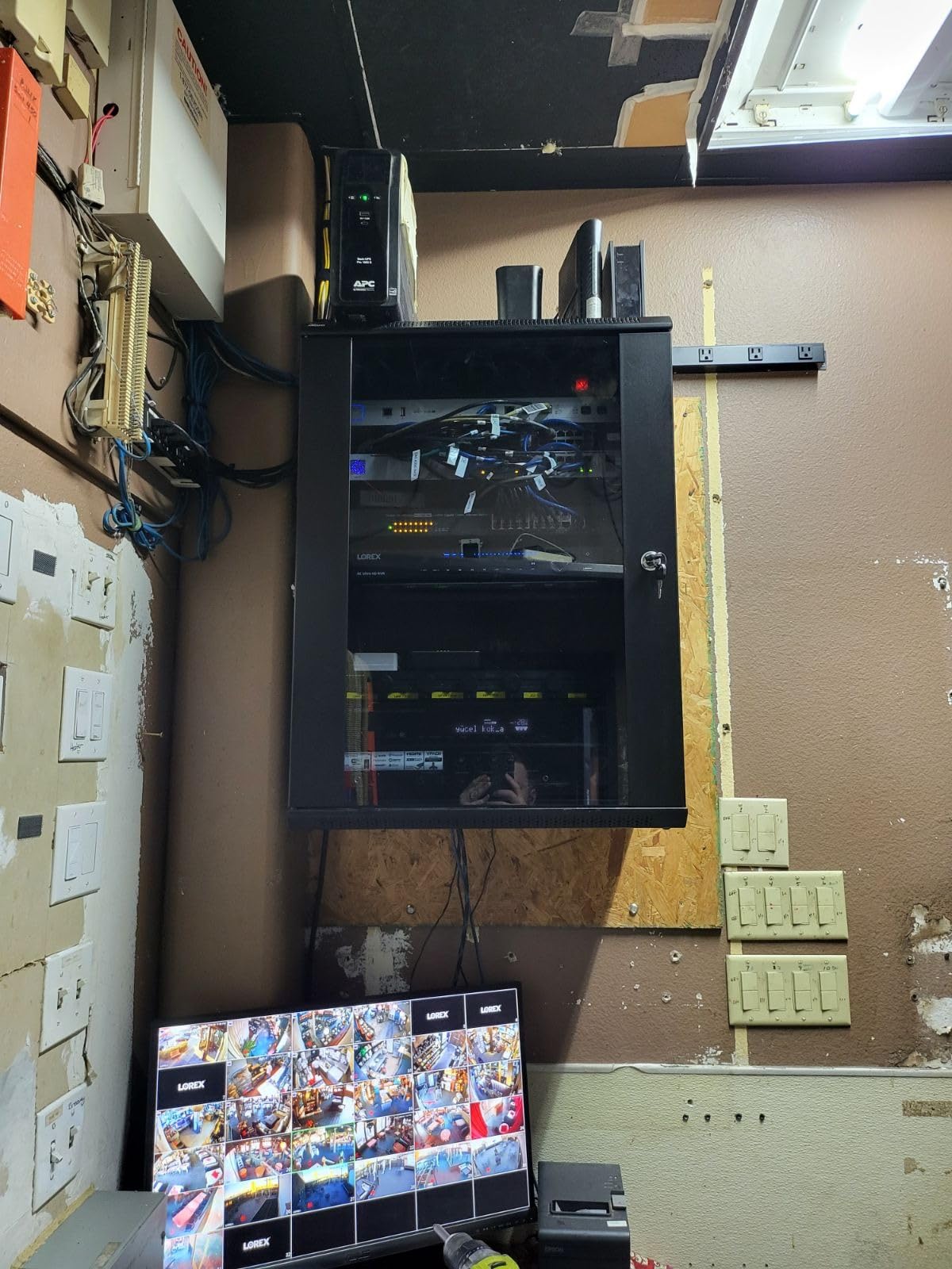 Tecmojo 18U Wall Mount Rack Network Cabinet for 19