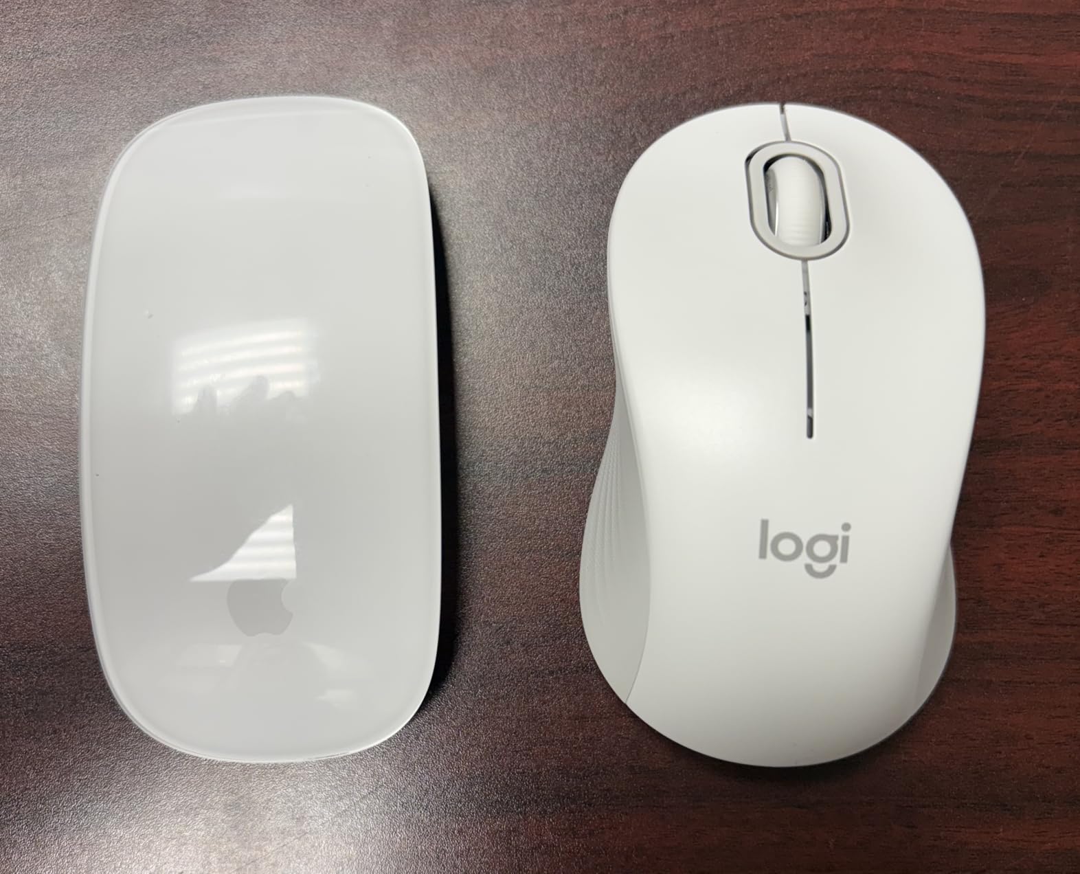 Logitech Signature M550 Wireless Mouse Small to Medium Sized - Off White customer photo 1