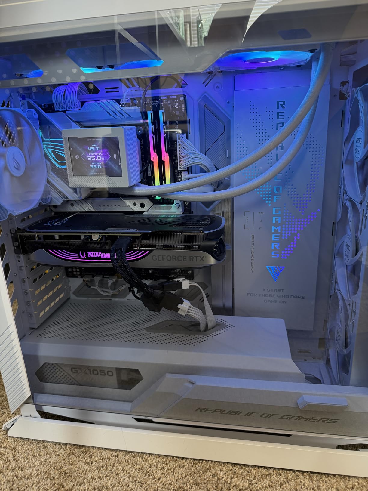 ASUS ROG Hyperion GR701 White EATX Gaming Case, High Airflow Design, Tool-Free Side Panels, Pre-Installed 4x140mm Fans, Supports 420mm Radiators, Built-in GPU Holder, Front USB-C customer photo 1