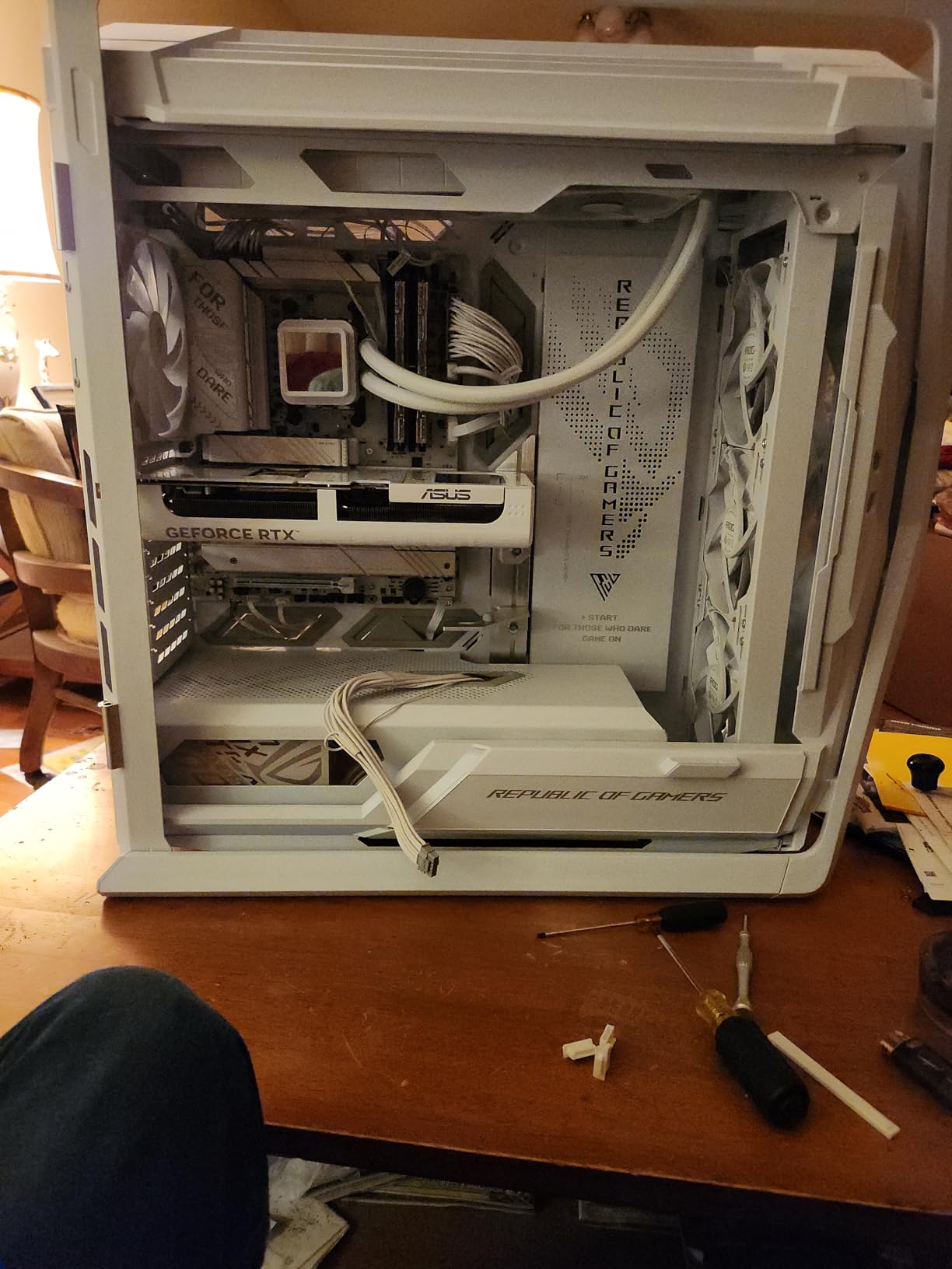 ASUS ROG Hyperion GR701 White EATX Gaming Case, High Airflow Design, Tool-Free Side Panels, Pre-Installed 4x140mm Fans, Supports 420mm Radiators, Built-in GPU Holder, Front USB-C customer photo 2