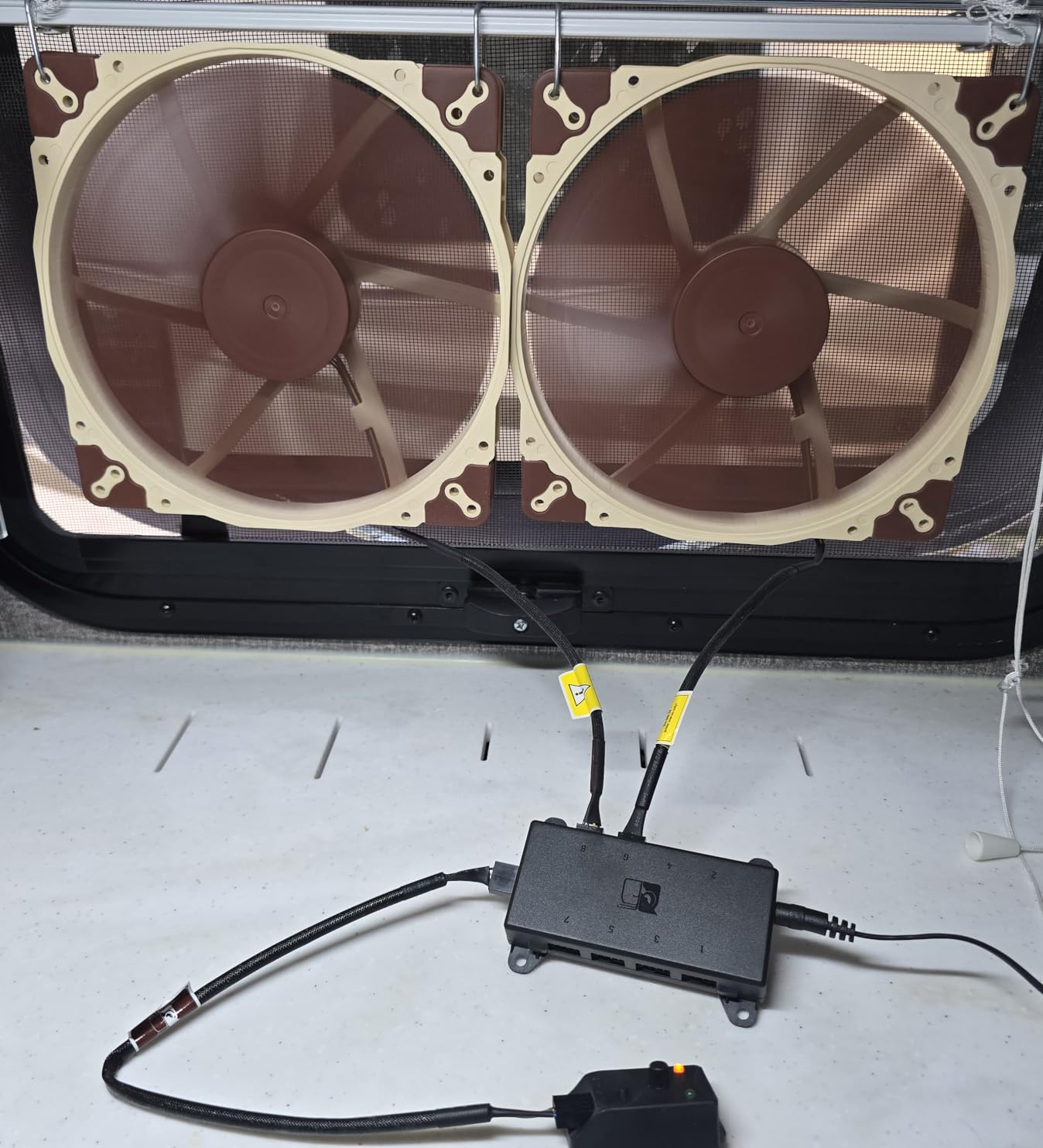 Noctua NV-SPH1, Powered 8-Channel Fan Hub Set with 24W Power Supply customer photo 1