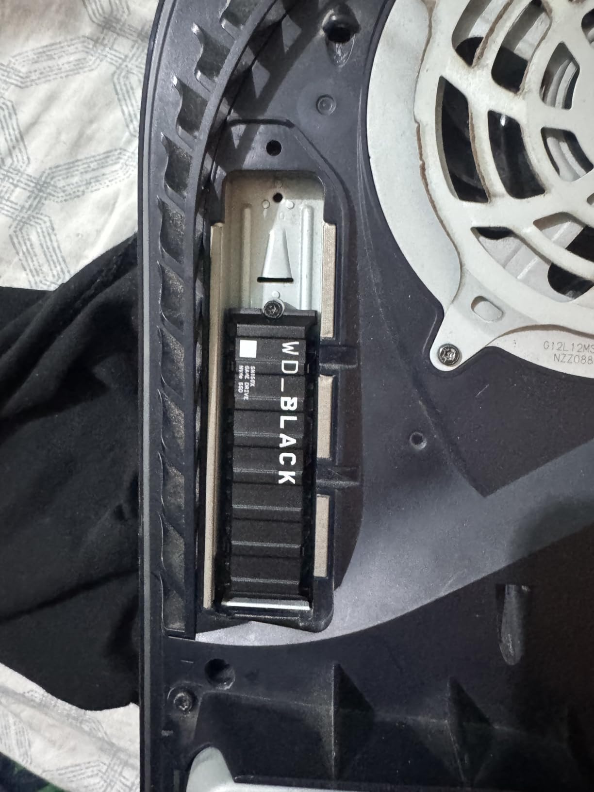 WD_Black SN850X 4TB NVMe SSD with Heatsink - M.2 2280, Up to 7,300 MB/s Read, Up to 6,300 MB/s Write, Gaming Expansion, High Performance Internal Solid State Drive (WDS400T2XHE) customer photo 1