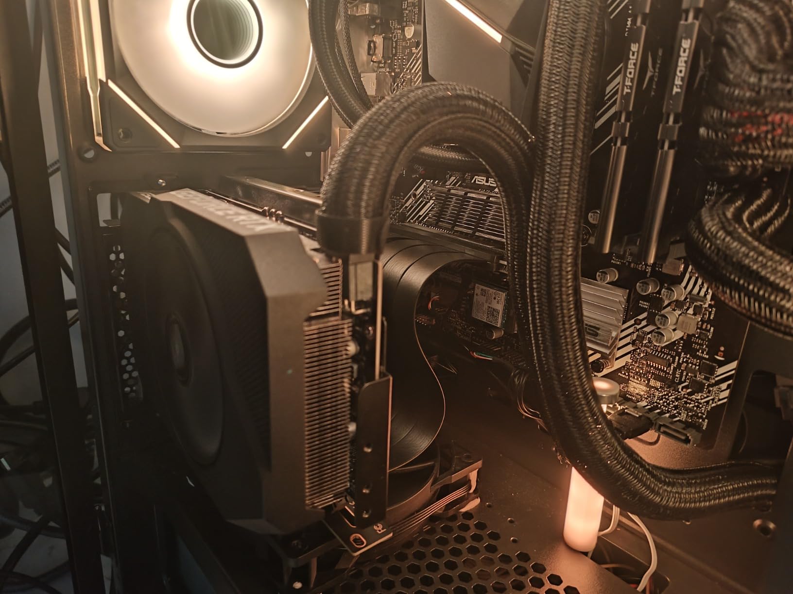JEYI PCI-E 4.0 Riser Cable, High Speed Flexible Vertical GPU Mount Cable PCIe 4.0 x16 for AMD Radeon RX7000/RX6000 Series and GeForce RTX 40/30 Series 200mm/20cm customer photo 1