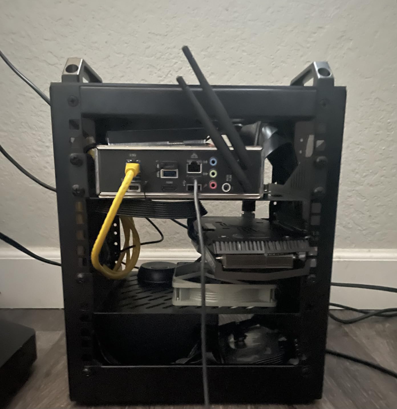 JEYI PCI-E 4.0 Riser Cable, High Speed Flexible Vertical GPU Mount Cable PCIe 4.0 x16 for AMD Radeon RX7000/RX6000 Series and GeForce RTX 40/30 Series 200mm/20cm customer photo 2