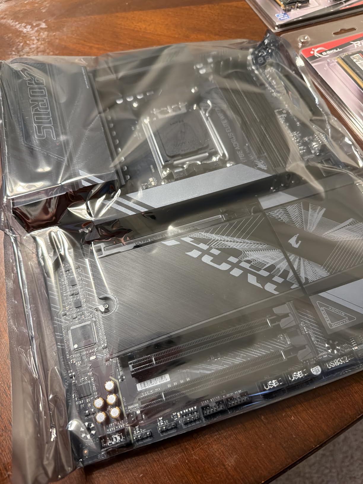 GIGABYTE X870E AORUS Elite WiFi 7 AMD AM5 LGA 1718 Motherboard, ATX, DDR5, 4X M.2, PCIe 5.0, USB4, 2.5GbE LAN, EZ-Latch customer photo 1