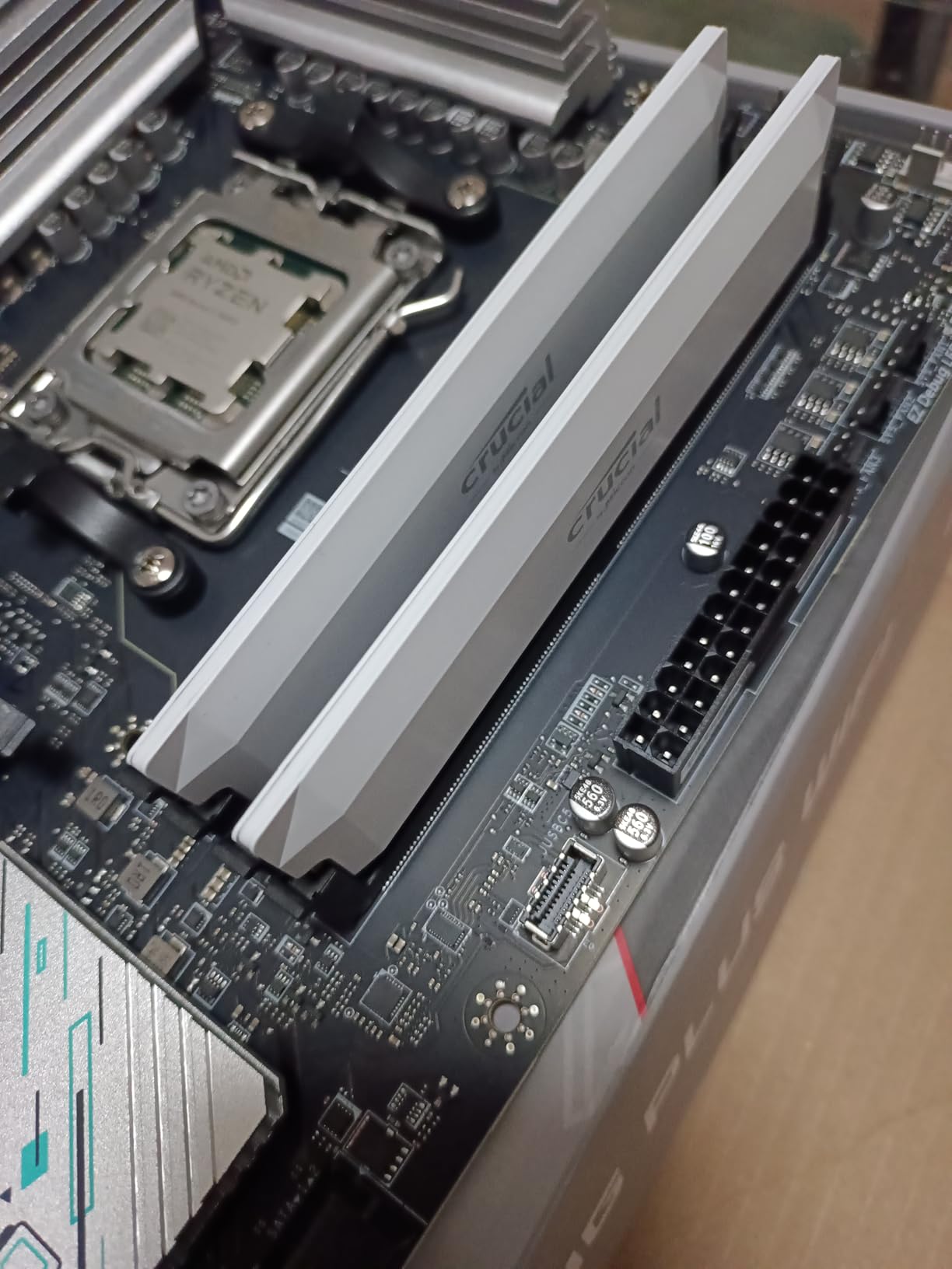 Crucial Pro DDR5 RAM 32GB Kit (2x16GB) 6400MHz CL38 Overclocking Desktop Gaming Memory Intel XMP 3.0 & AMD EXPO - White customer photo 1