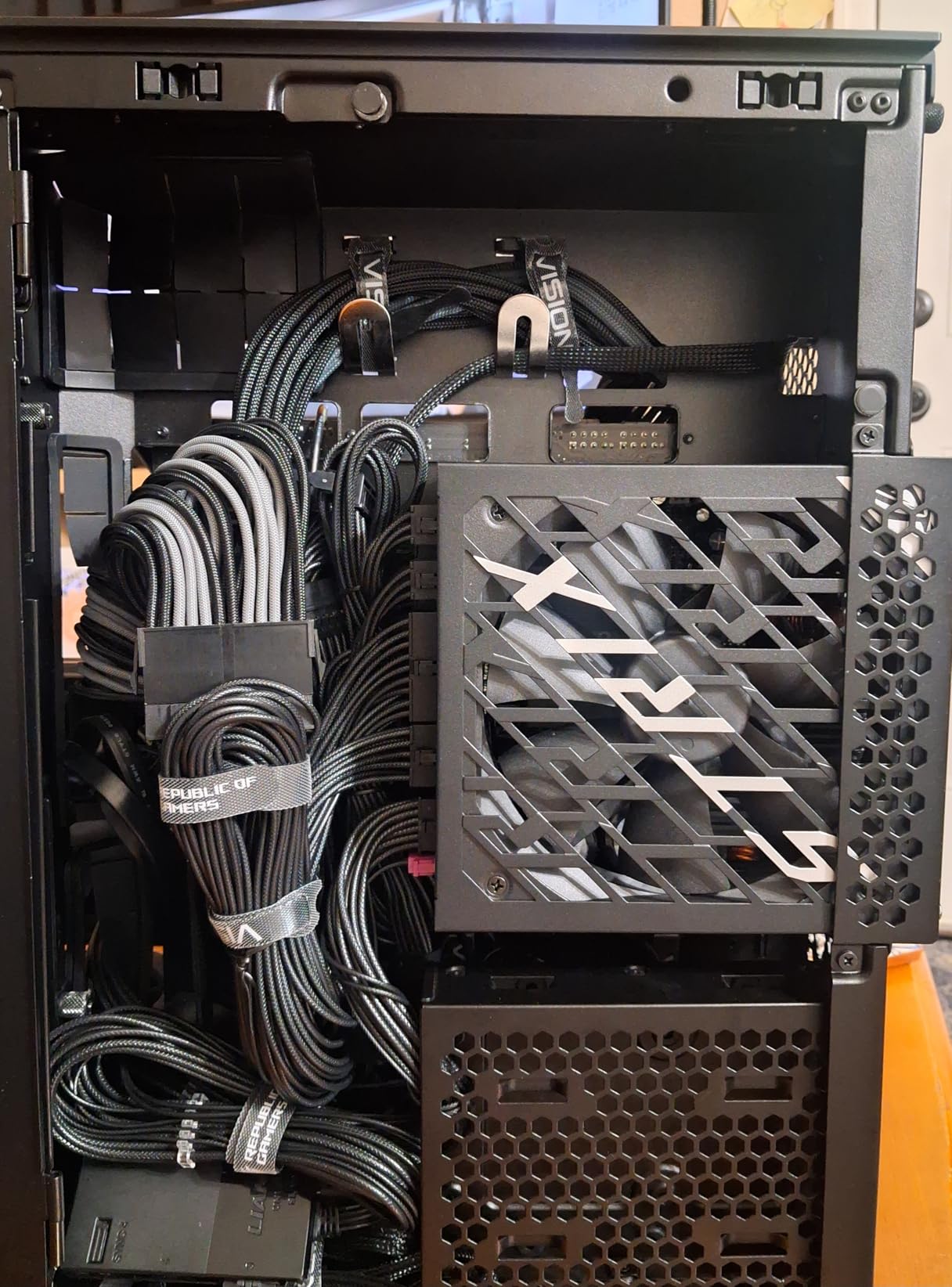 ASUS ROG Strix 1000W Platinum (Fully Modular Power Supply, 80 Plus Platinum Certified, ATX 3.1, Cybenetics Lambda A+, GaN MOSFET, GPU-First Intelligent Voltage Stabilizer, 10-Year Warranty) customer photo 2