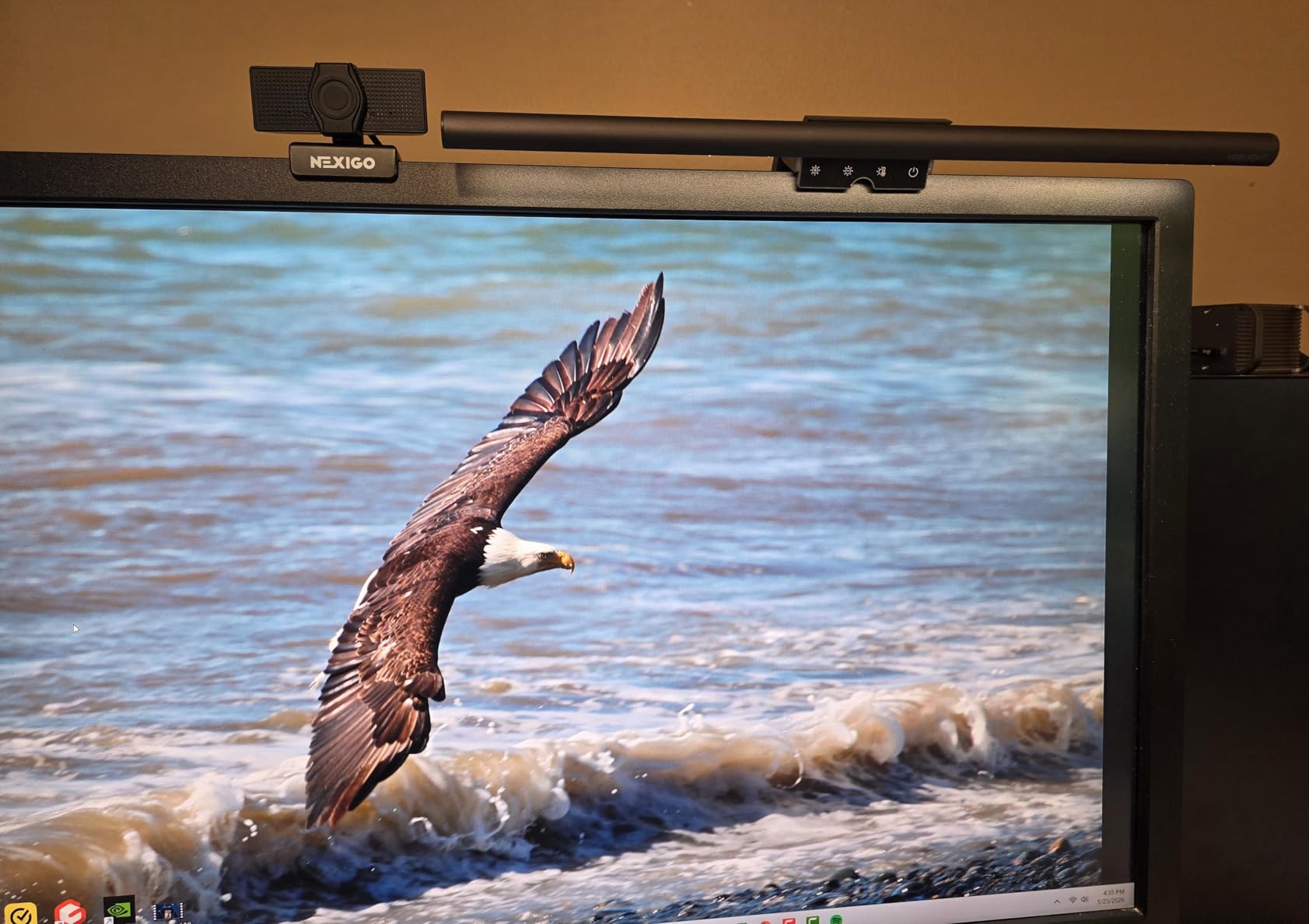 YEELIGHT Monitor Light Bar, Computer Monitor Lamp for Home Office Gaming, 250LM No Glare Eye-Care LED Screen Bar, Touch Control USB Reading Desk Lamp with Stepless Dimming for Flat & Curved Monitor customer photo 1