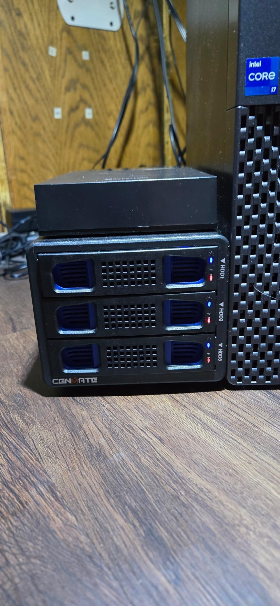 CENMATE Aluminum 8 Bay Hard Drive Enclosure with Cooling Fan for 2.5/3.5