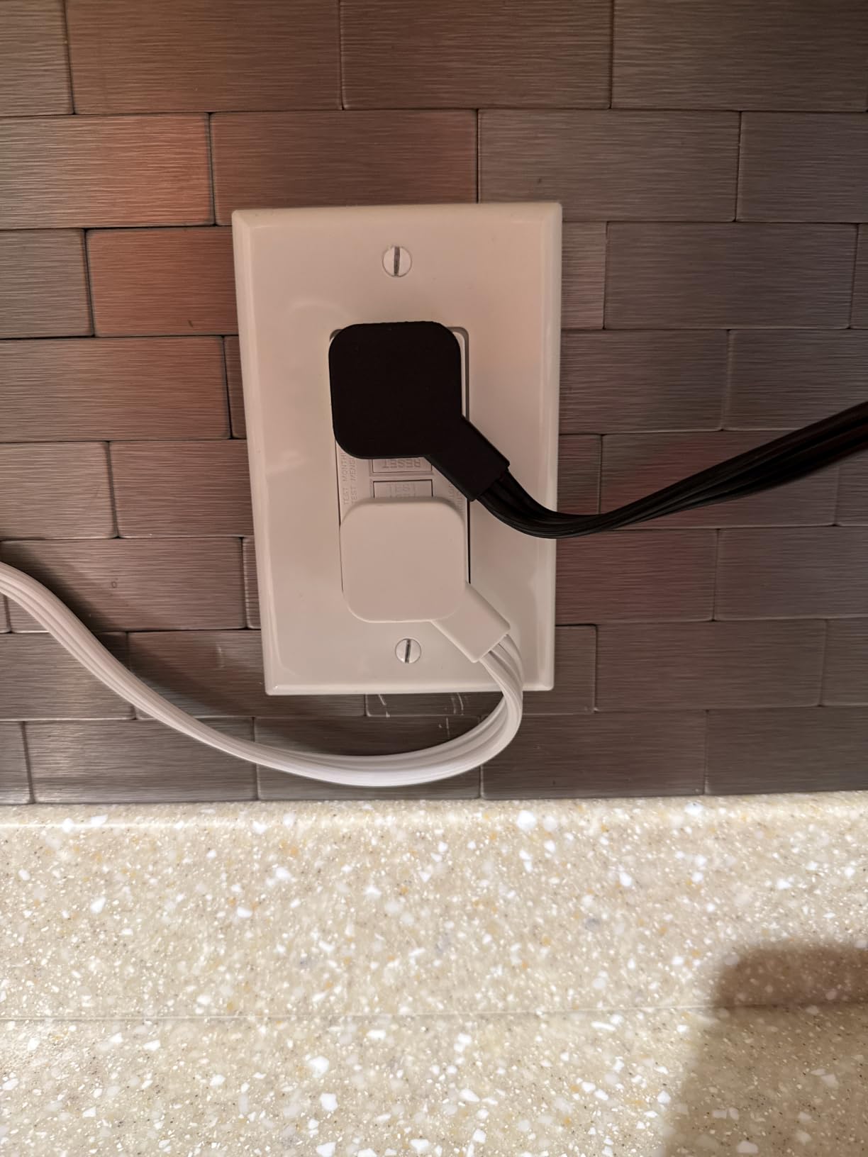 360° Mountable Surge Protector Power Strip with 4 USB Ports (2 USB C), 6 FT Electrical Outlet & Flat Plug Extension Cord for Under Desk, Wall, or Corner Mount customer photo 1