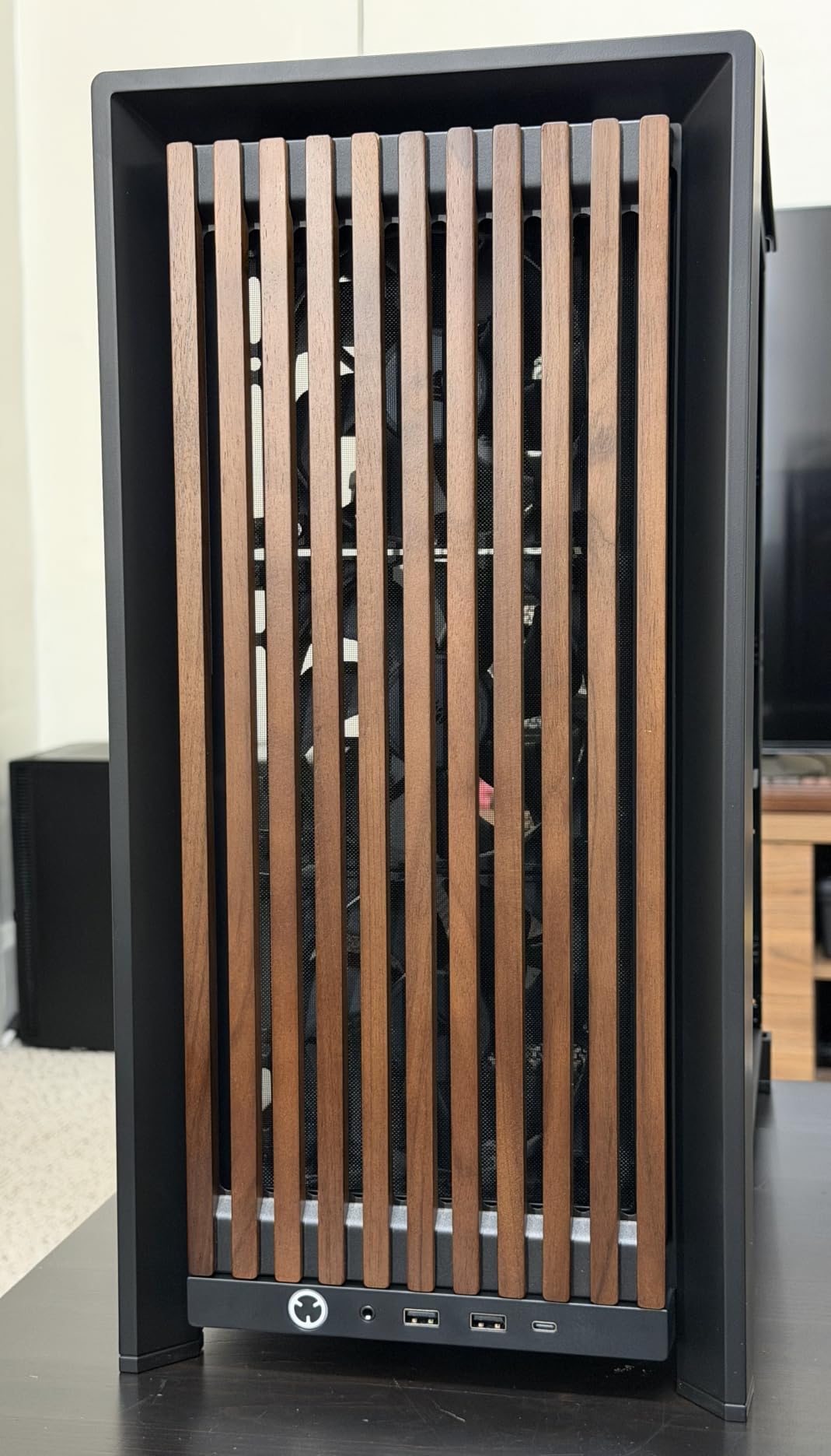 Corsair Frame 4000D Wood RS Modular Mid-Tower ATX PC Case - White/Oak | Wood Front Panel, 4x RS120 PWM Fans Included, InfiniRail Fan Mount System, Reverse GPU Anti-Sag and Motherboard Support customer photo 1