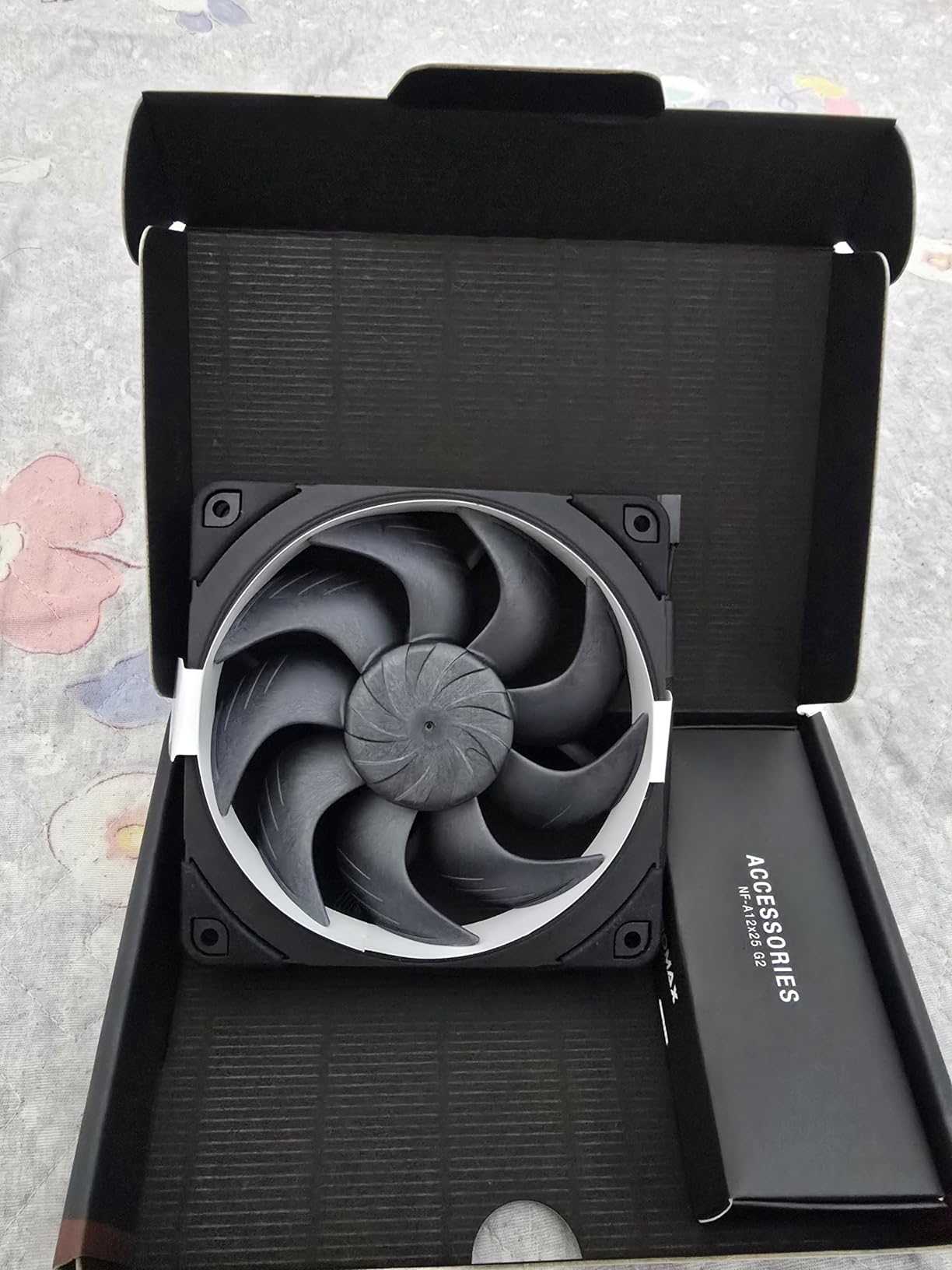 Noctua NF-A12x25 G2 PWM chromax.Black, High-Performance Quiet Fan 120mm | High Airflow & Static Pressure, Low-Noise 25mm Thick Fan for Coolers/Radiators/Cases, Rich Accessory Kit, 1800rpm 4-Pin PWM customer photo 1