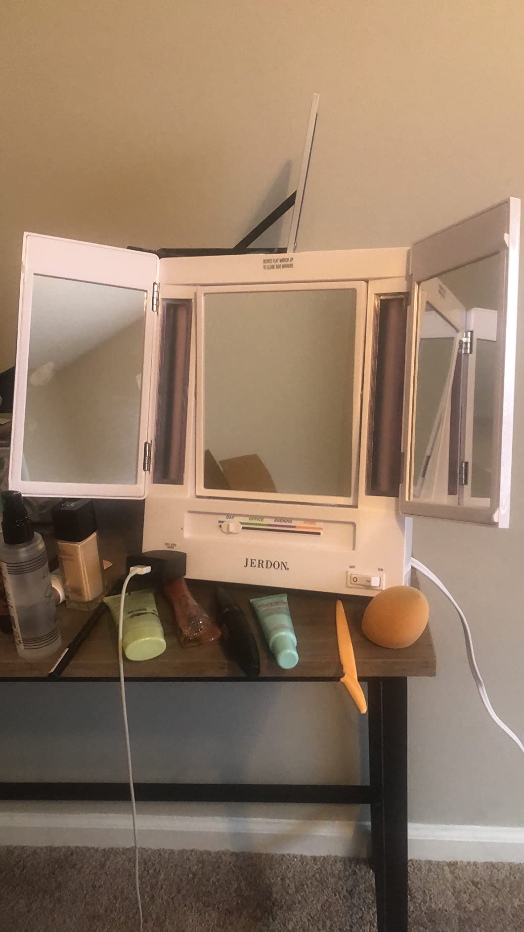 JERDON Lighted Makeup Mirror with 5X Magnification - White - JGL9W customer photo 2