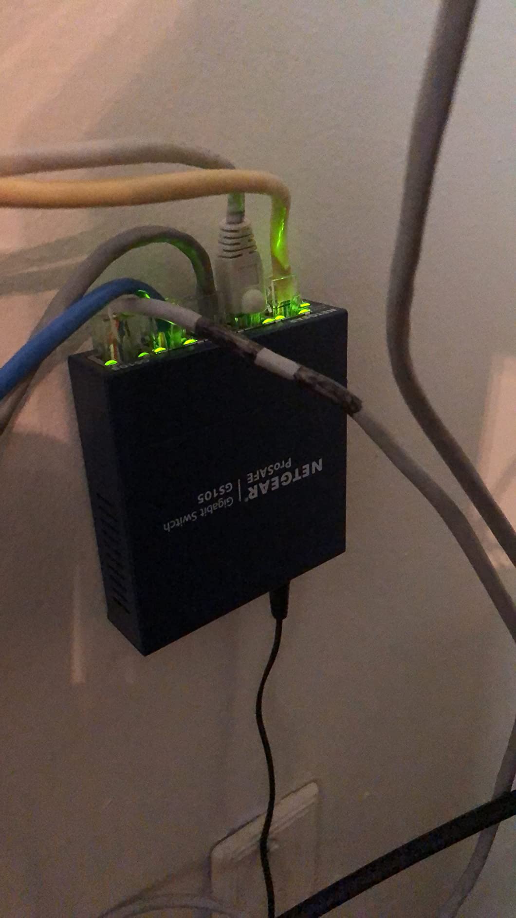 NETGEAR 5-Port Gigabit Ethernet Unmanaged Network Switch (GS105NA) customer photo 2