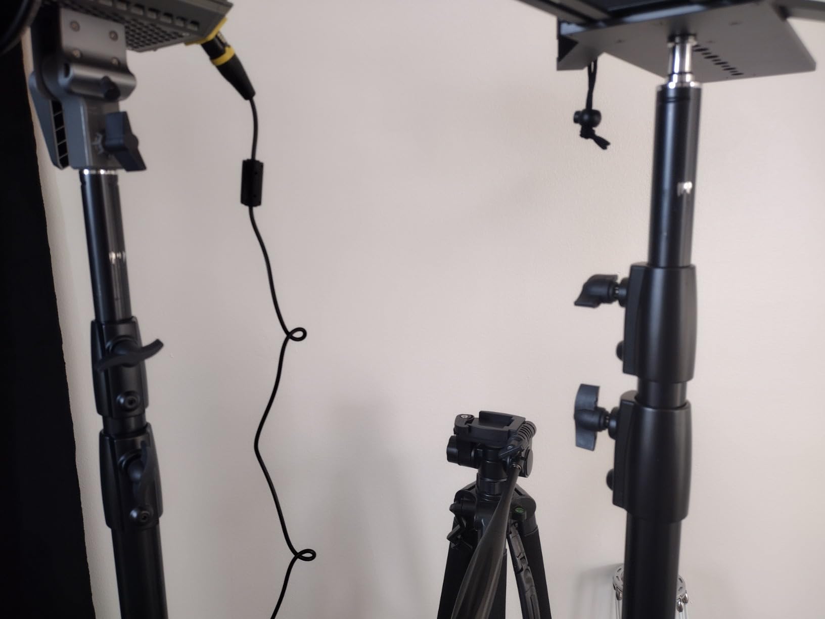 NEEWER Pro 9ft/260cm Spring Loaded Heavy Duty Light Stand customer photo 1
