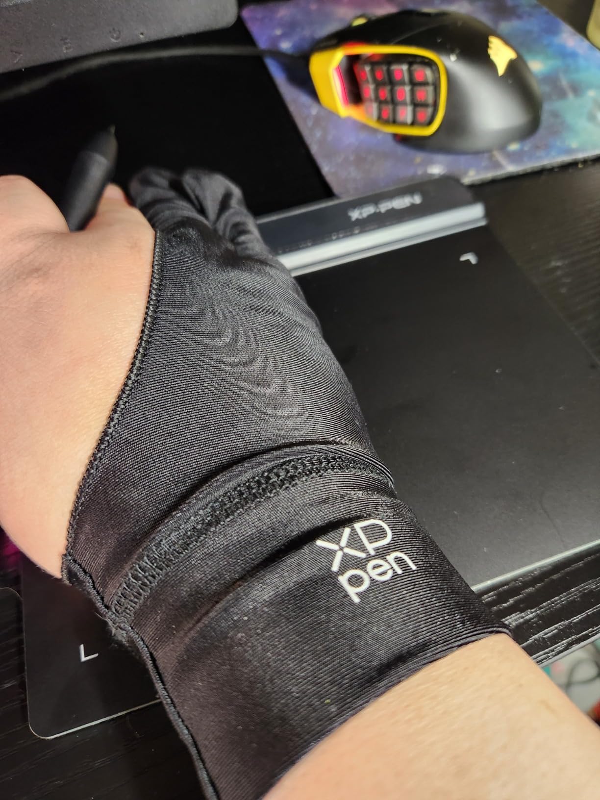 XPPen Artist Drawing Glove 2-Fingers Glove for Graphics Drawing Tablet Suitable for Right Hand and Left Hand (Size M) Black customer photo 1